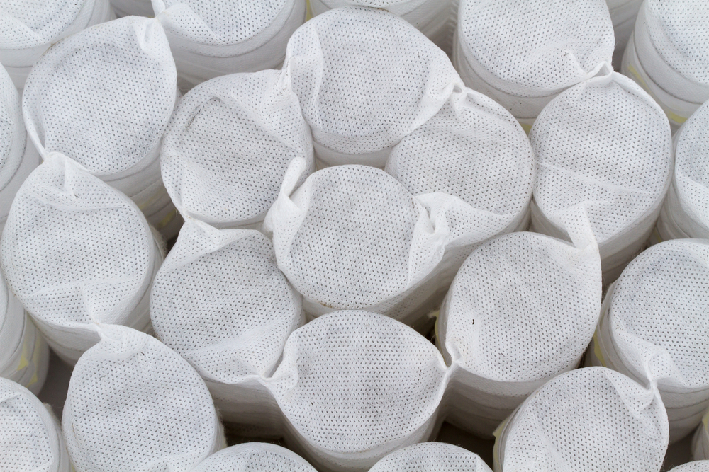 蜂巢式獨立筒彈簧床墊的彈簧，排列較緊密，睡起來會稍硬