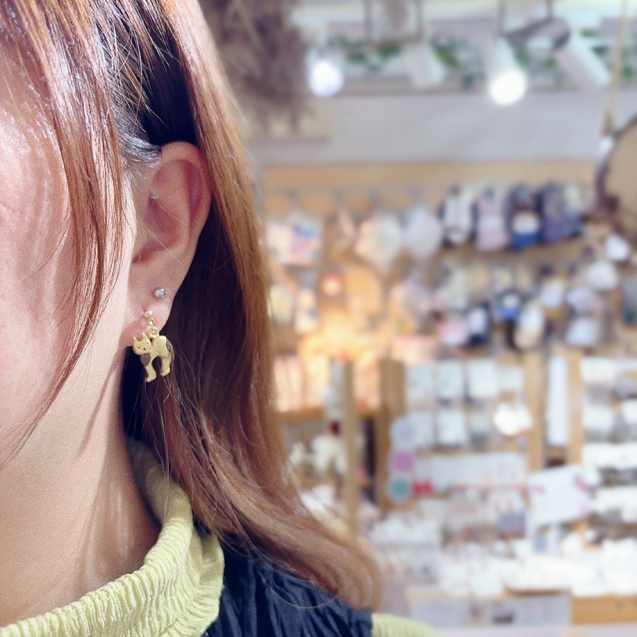 貓咪舒展身體成NU字母耳環