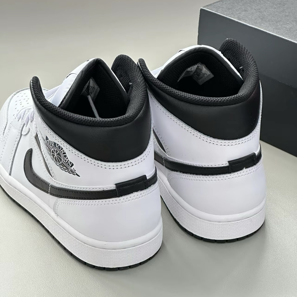 Nike Air Jordan 1 Mid Reverse Panda 白黑熊貓 AJ1 中筒