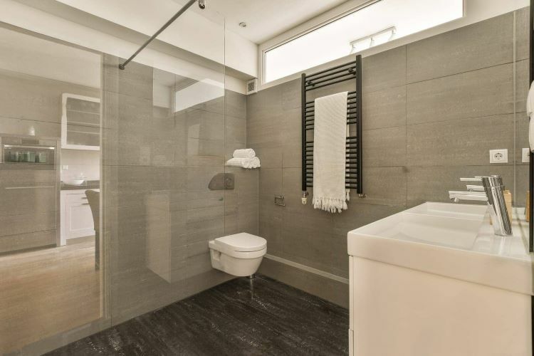 乾淨的小坪數浴室設計與淋浴設備和盥洗台