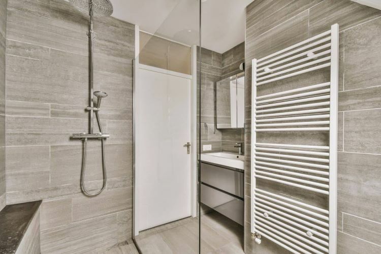 乾淨的小坪數浴室、淋浴設備和白色門扇