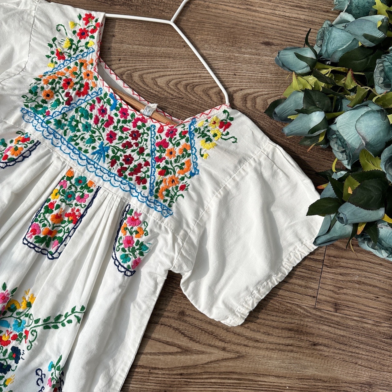 白色墨西哥花卉刺繡連身裙