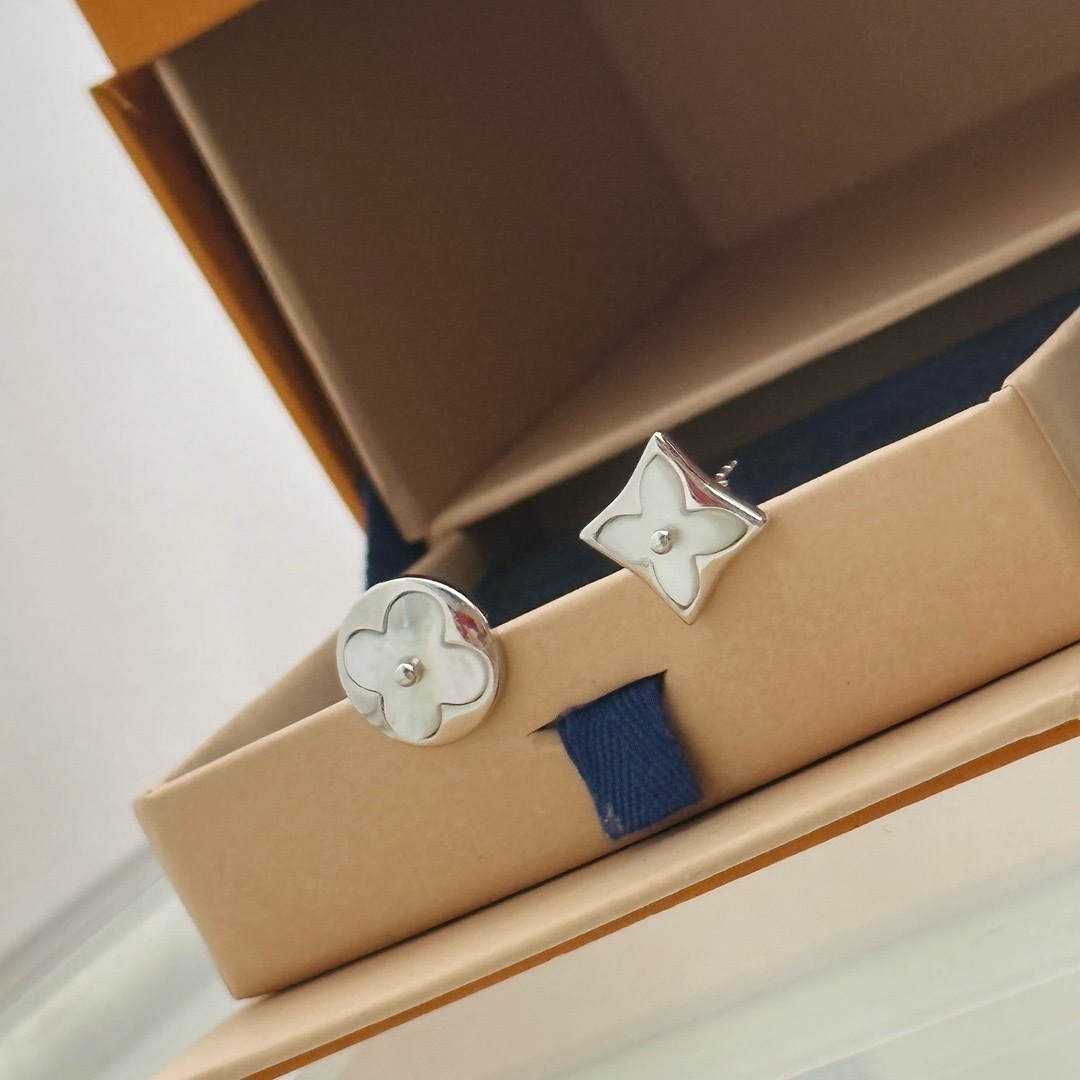 經典lv老花銀白母貝 不對稱定製耳釘