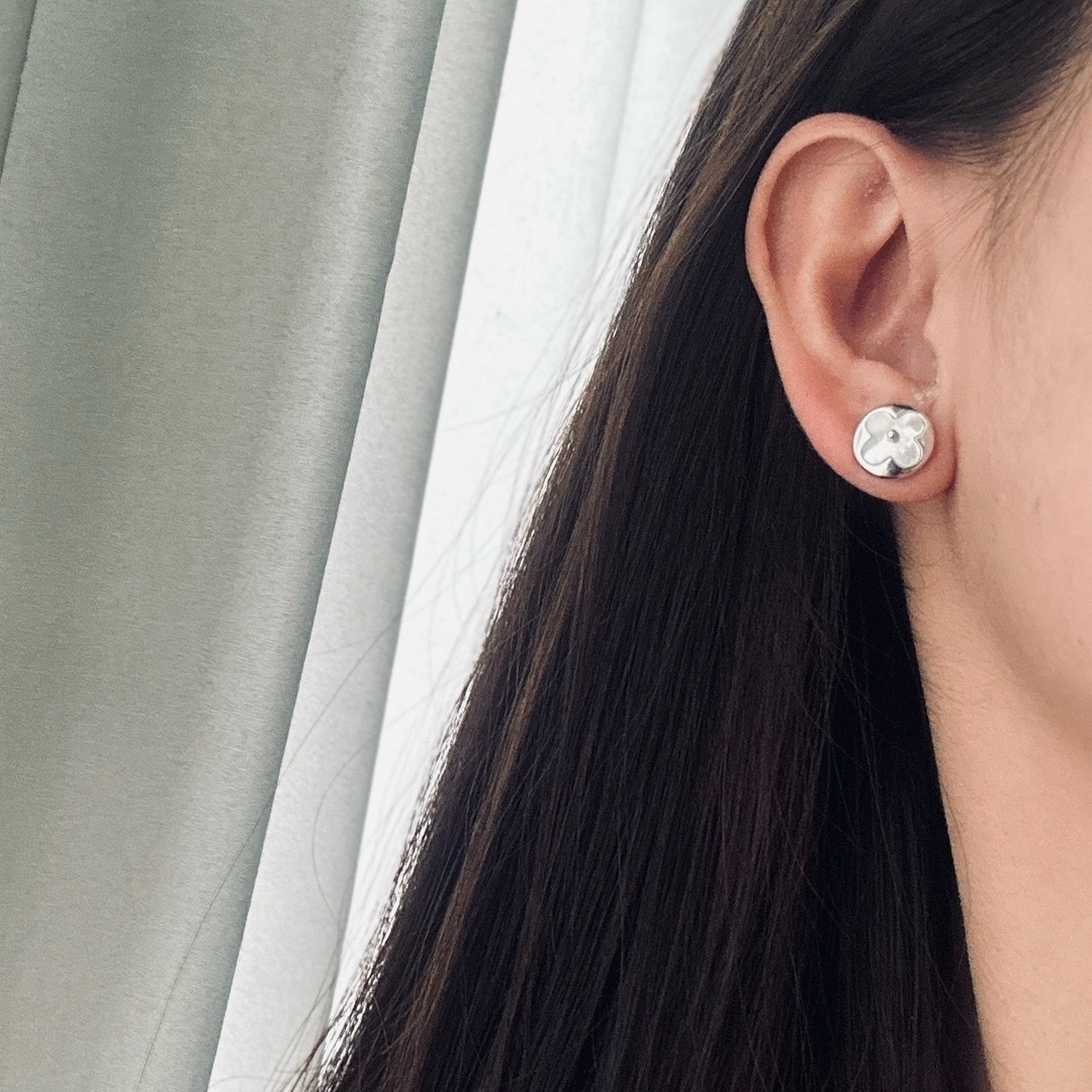 經典lv老花銀白母貝 不對稱定製耳釘