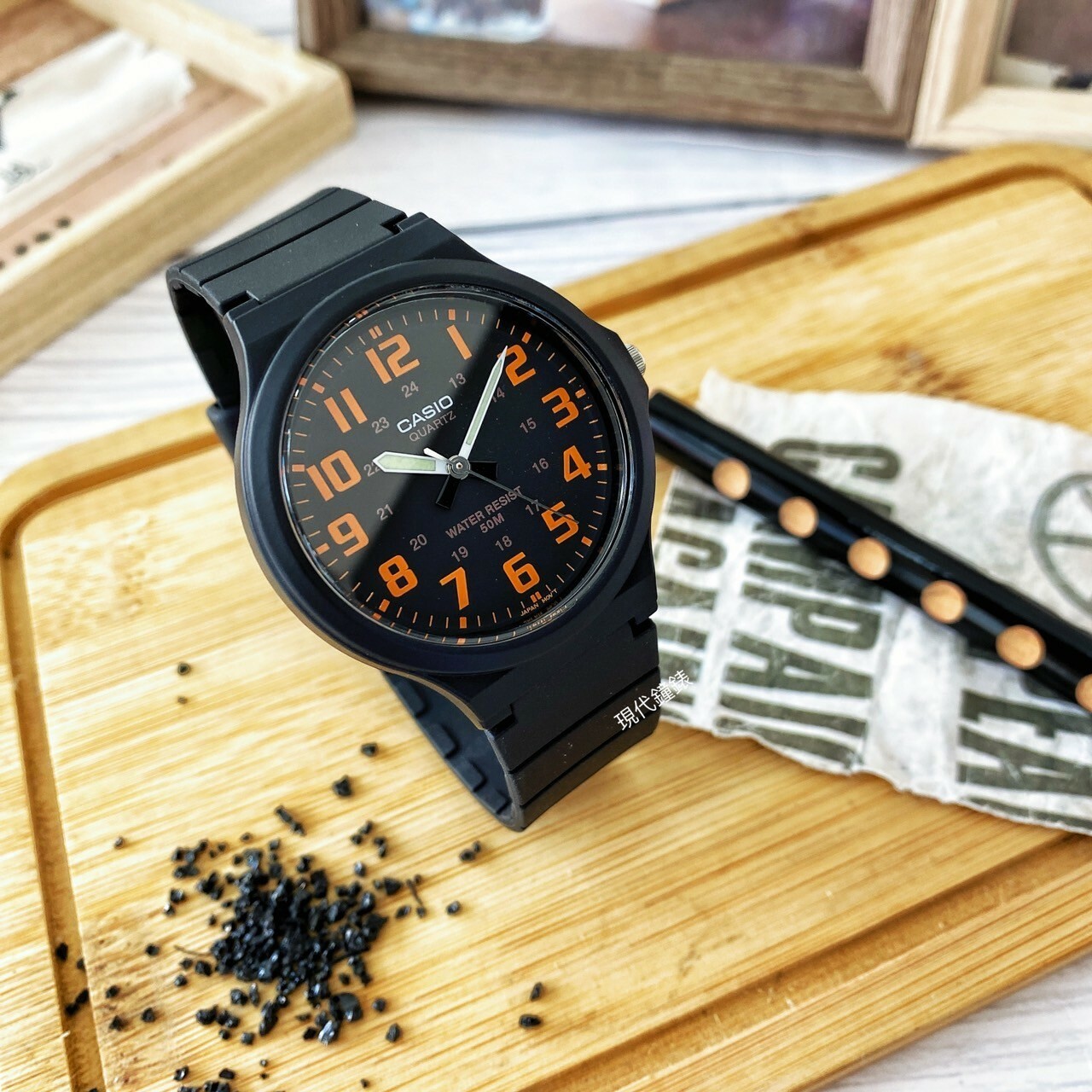 【CASIO 卡西歐】簡約指針式撞色腕錶MW-240-4B 43.6mm 現代鐘錶