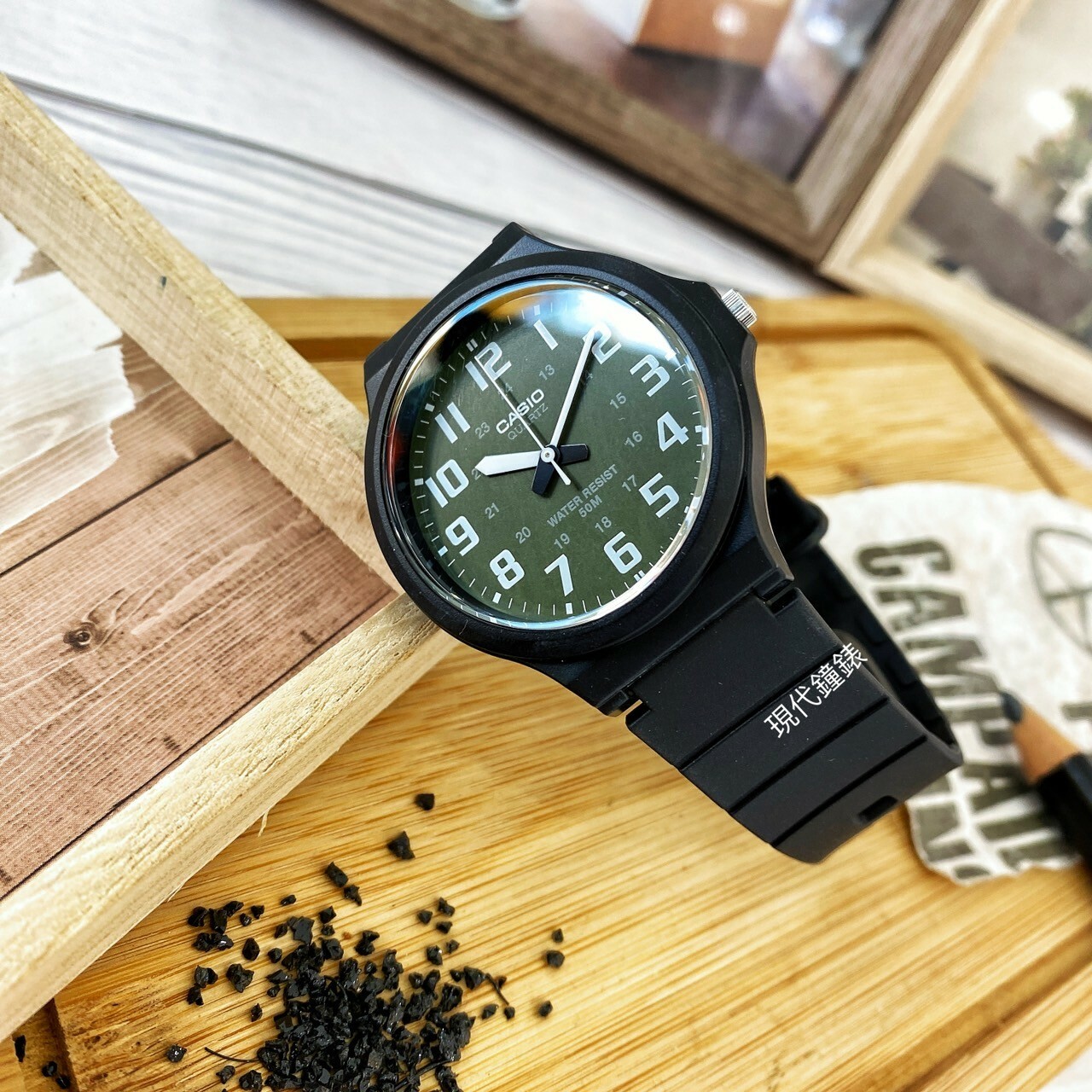 【CASIO 卡西歐】簡約指針式撞色錶盤設計 MW-240-3B 43.6mm 現代鐘錶