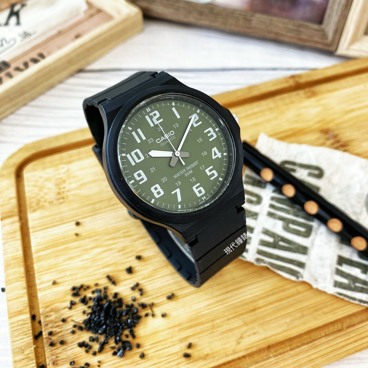 【CASIO 卡西歐】簡約指針式撞色錶盤設計 MW-240-3B 43.6mm 現代鐘錶