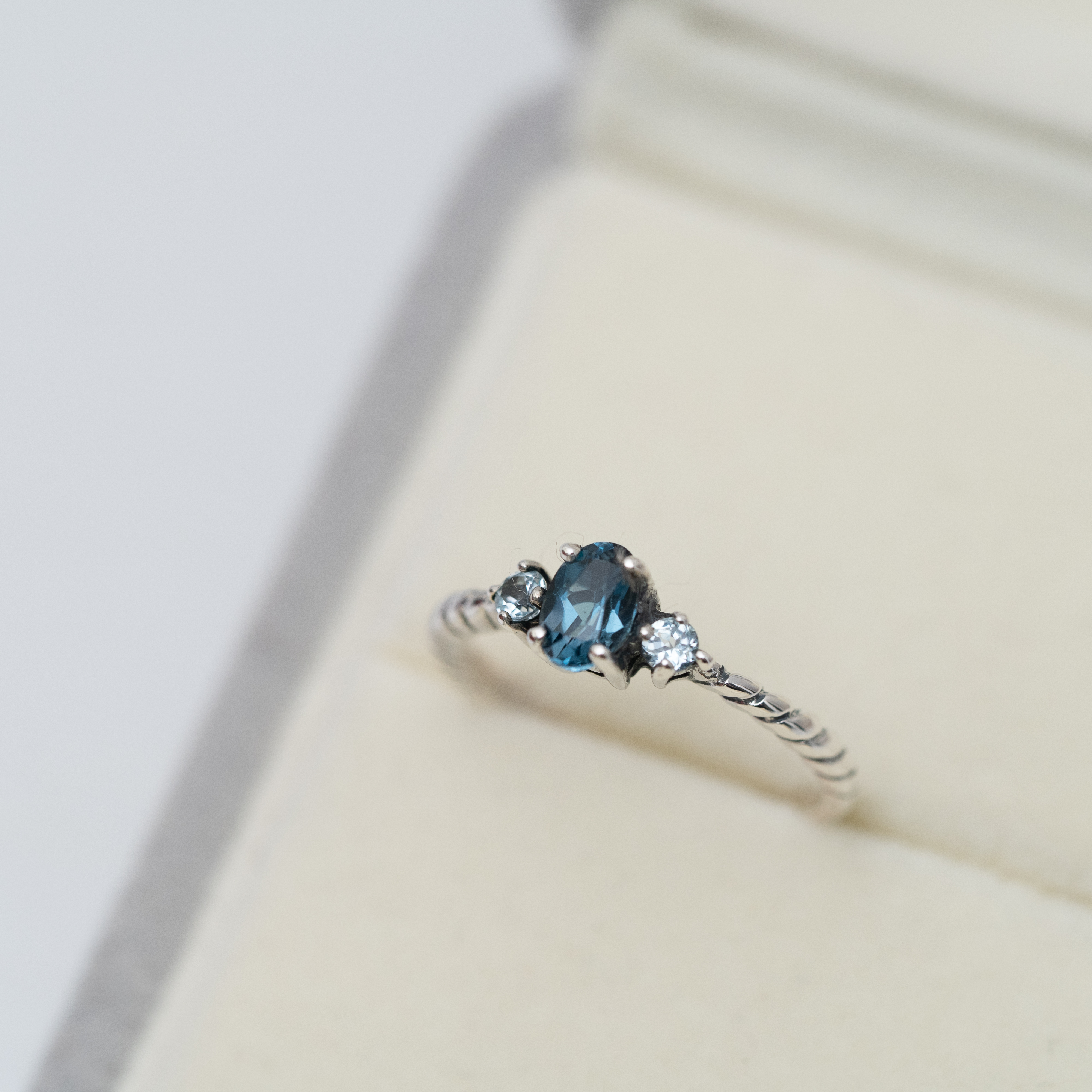 Blue London 橢圓石戒指 svr37