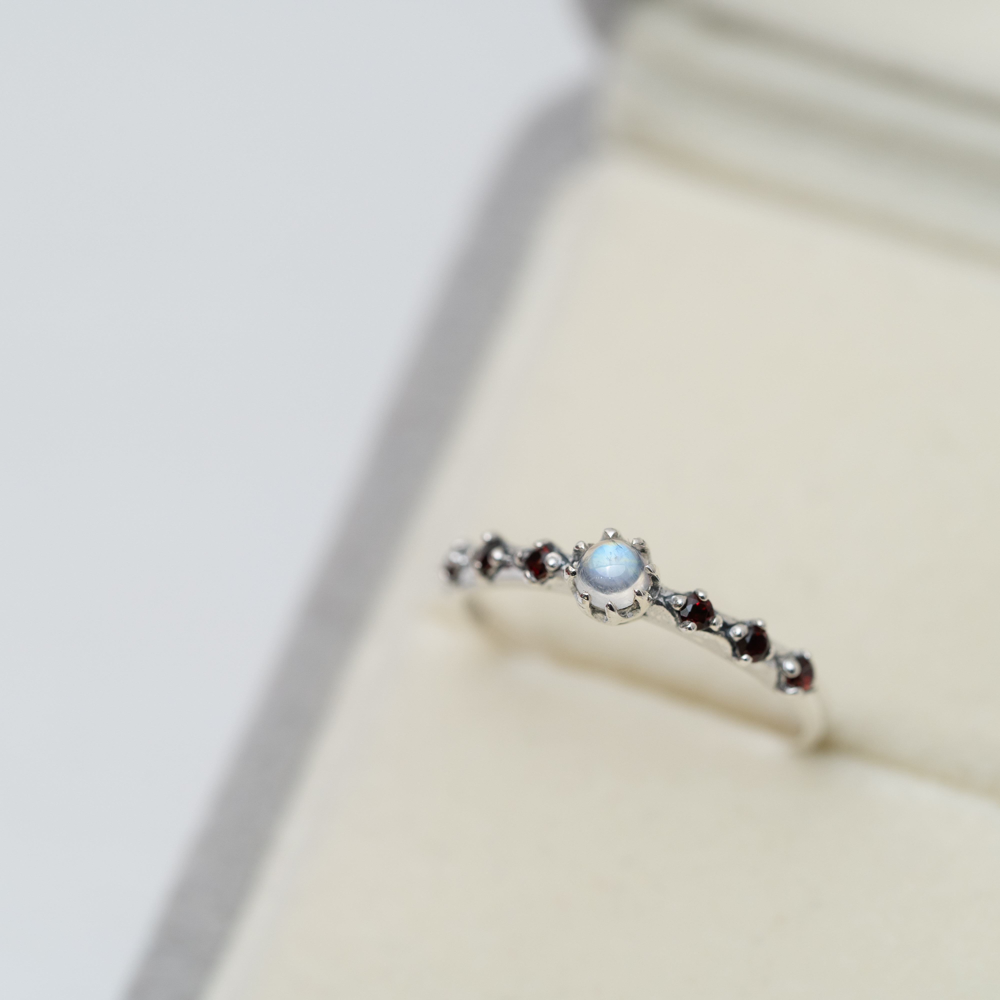 svr33(Rainbow moonstone .石榴石戒指 )