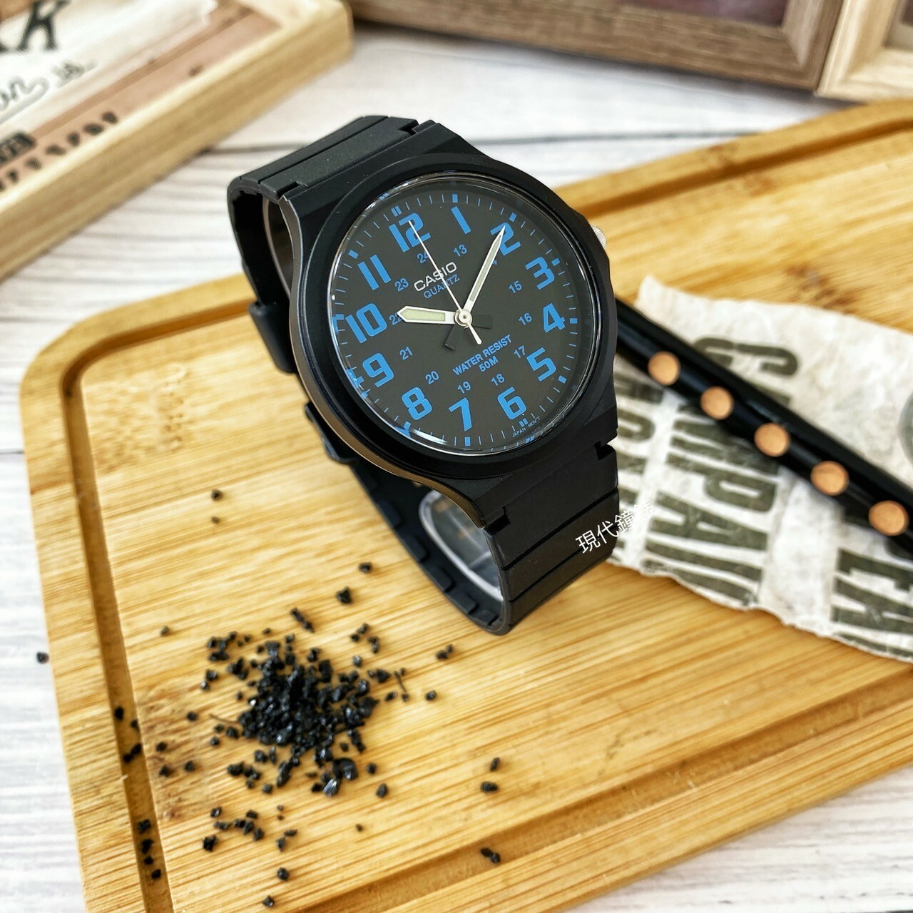 【CASIO 卡西歐】簡約指針式撞色錶盤設計MW-240-2B 43.6mm 現代鐘錶