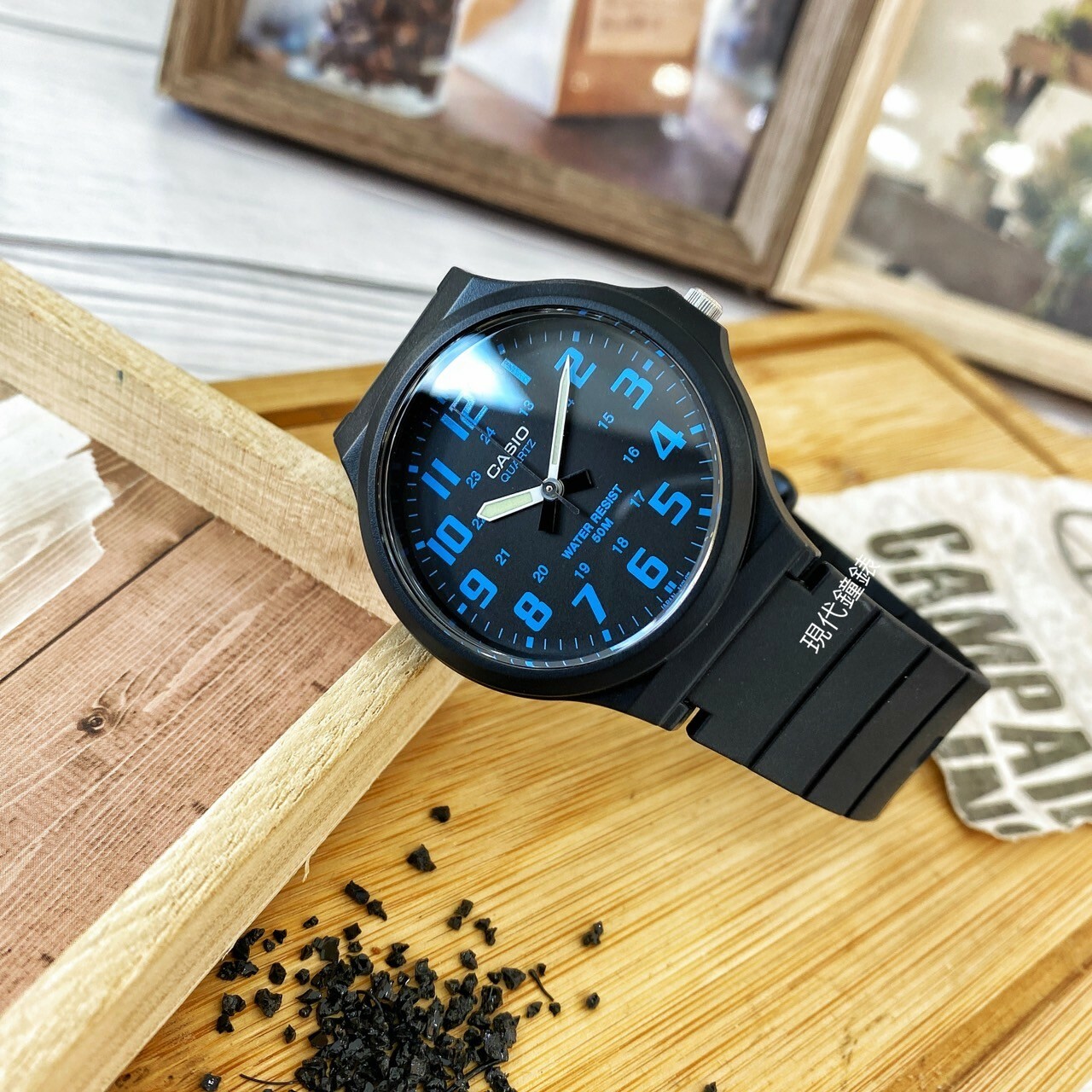 【CASIO 卡西歐】簡約指針式撞色錶盤設計MW-240-2B 43.6mm 現代鐘錶