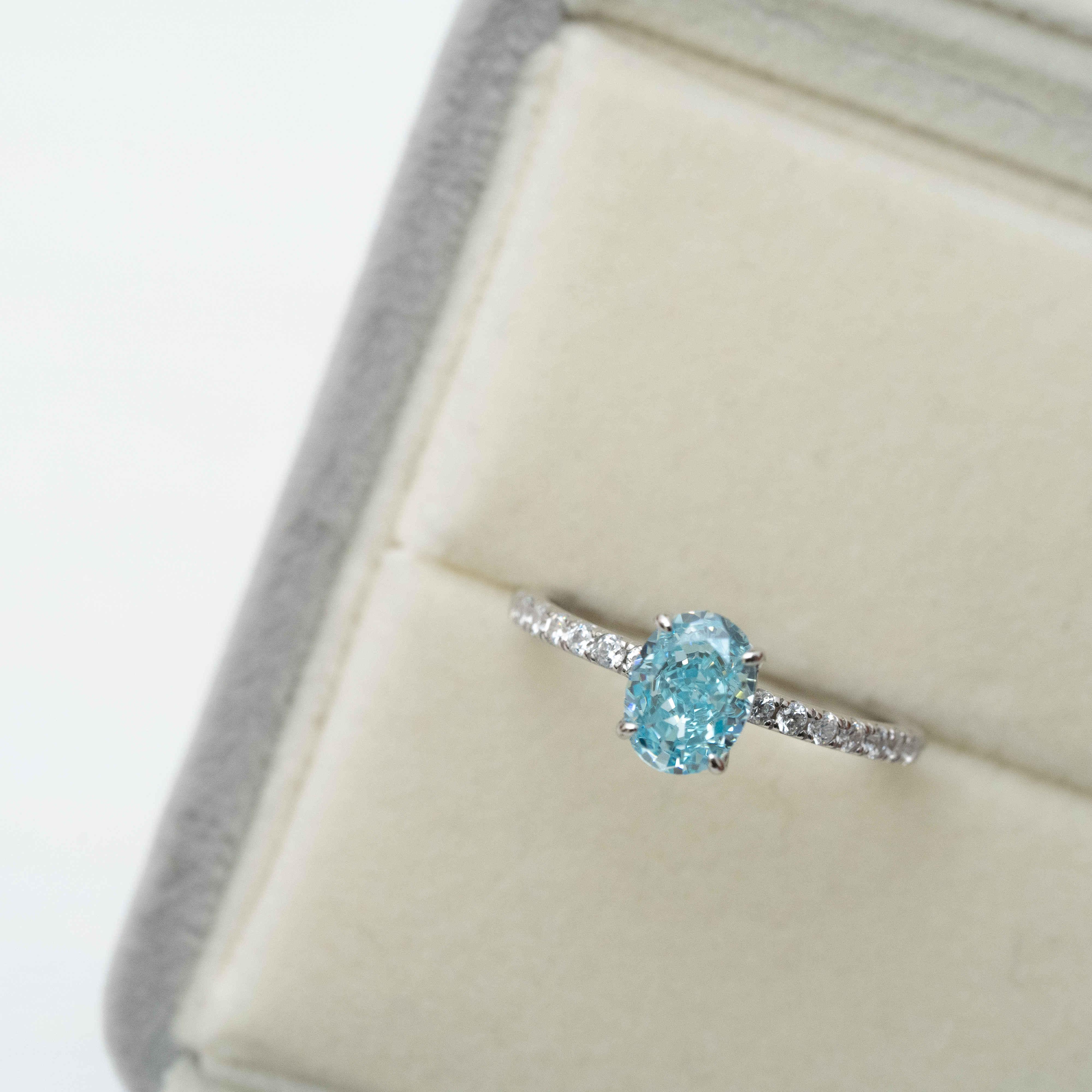 高碳鑽石戒指(藍色橢圓形拼單排石）svr32