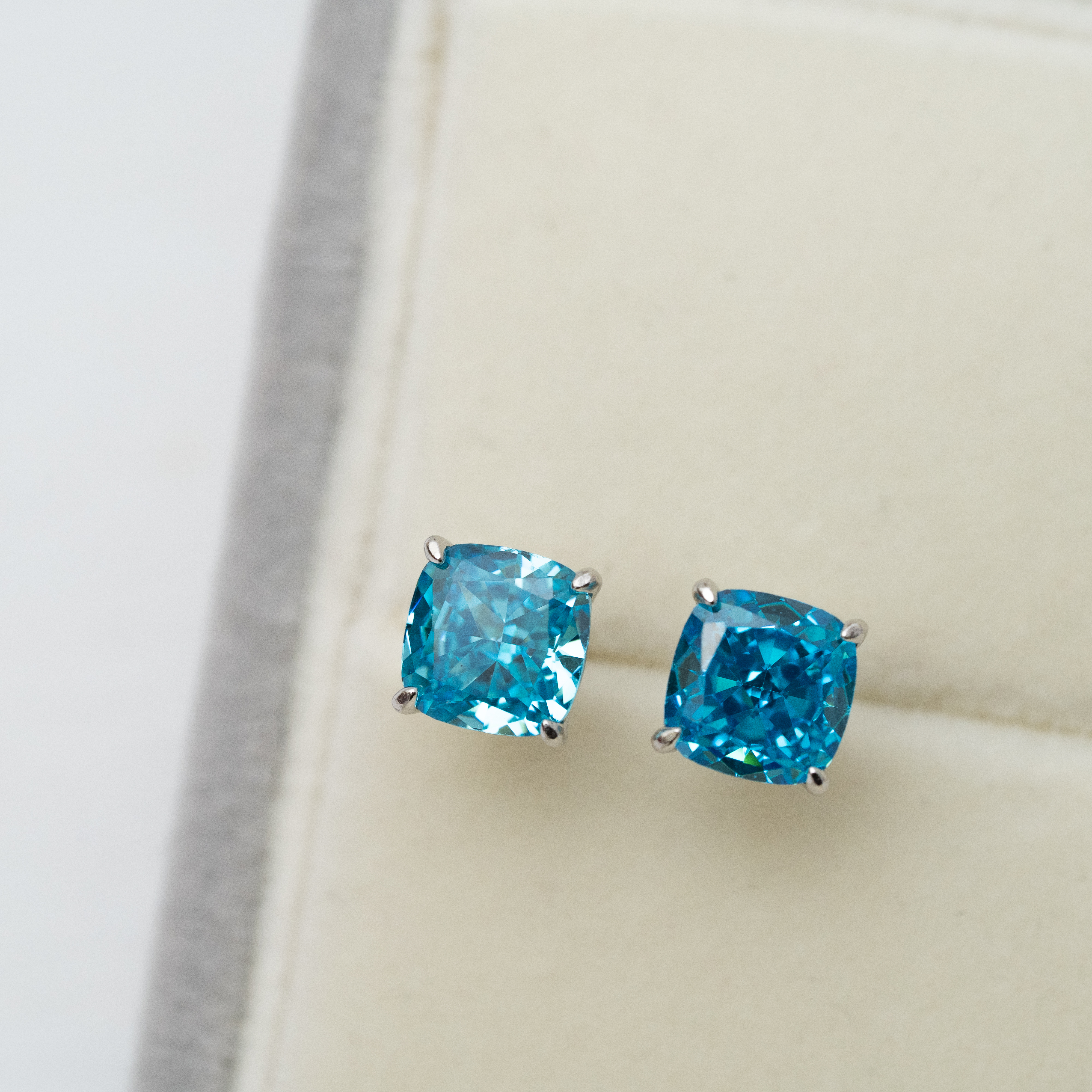 培育寶石耳環（方形藍色石）