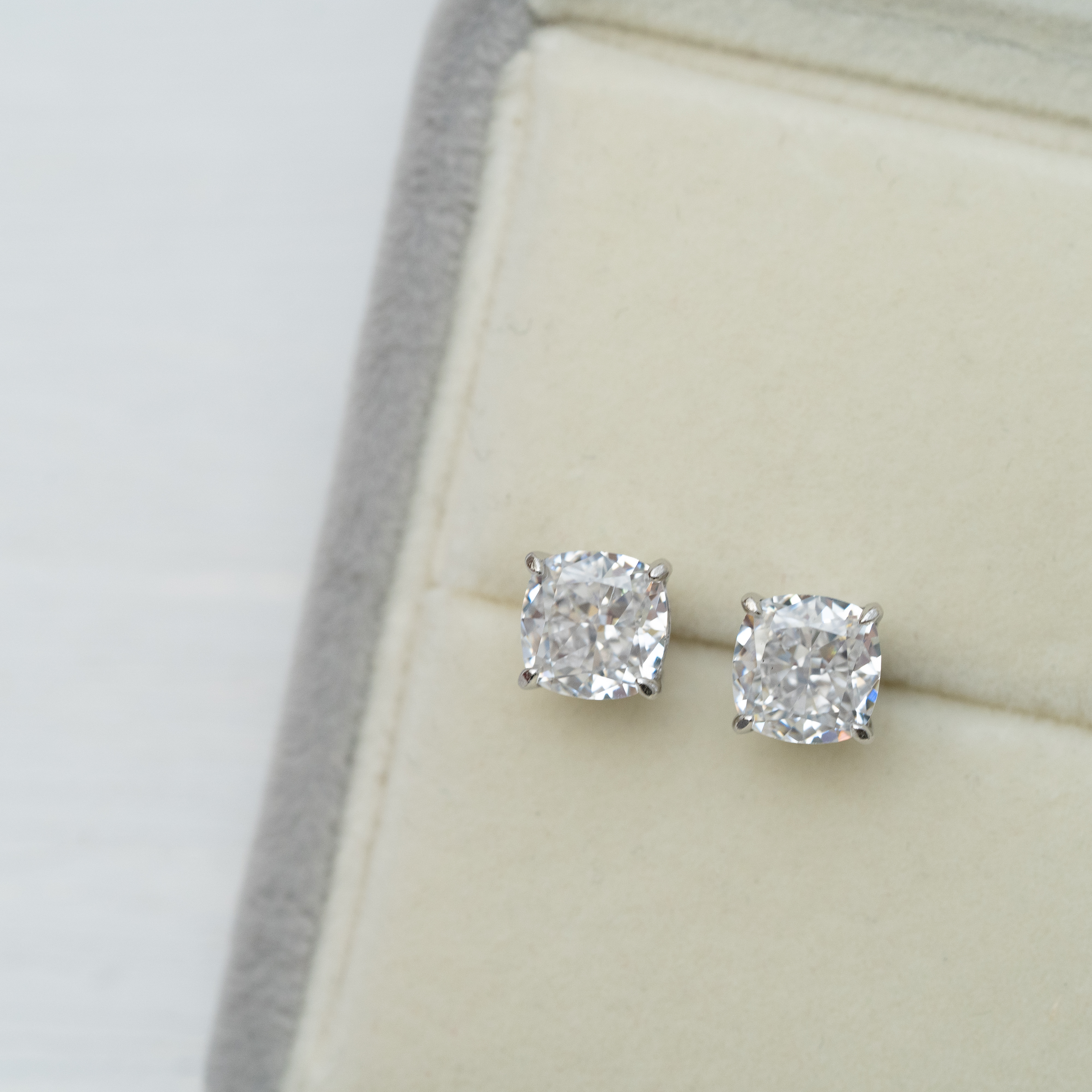 培育寶石耳環（方形白色石）