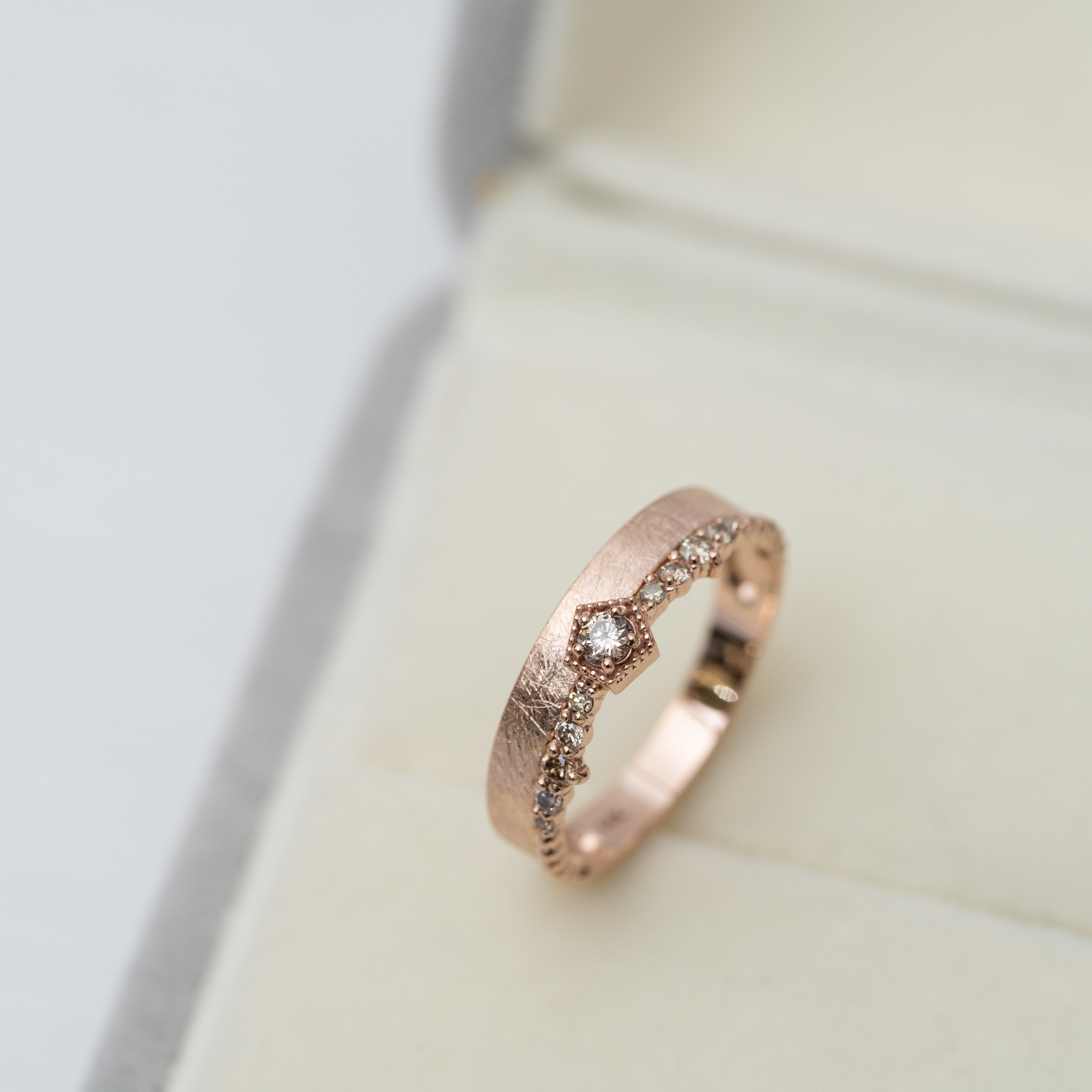 14kg418 玫瑰金鑽石戒指（五角型石.半圈排石拼花紋面）