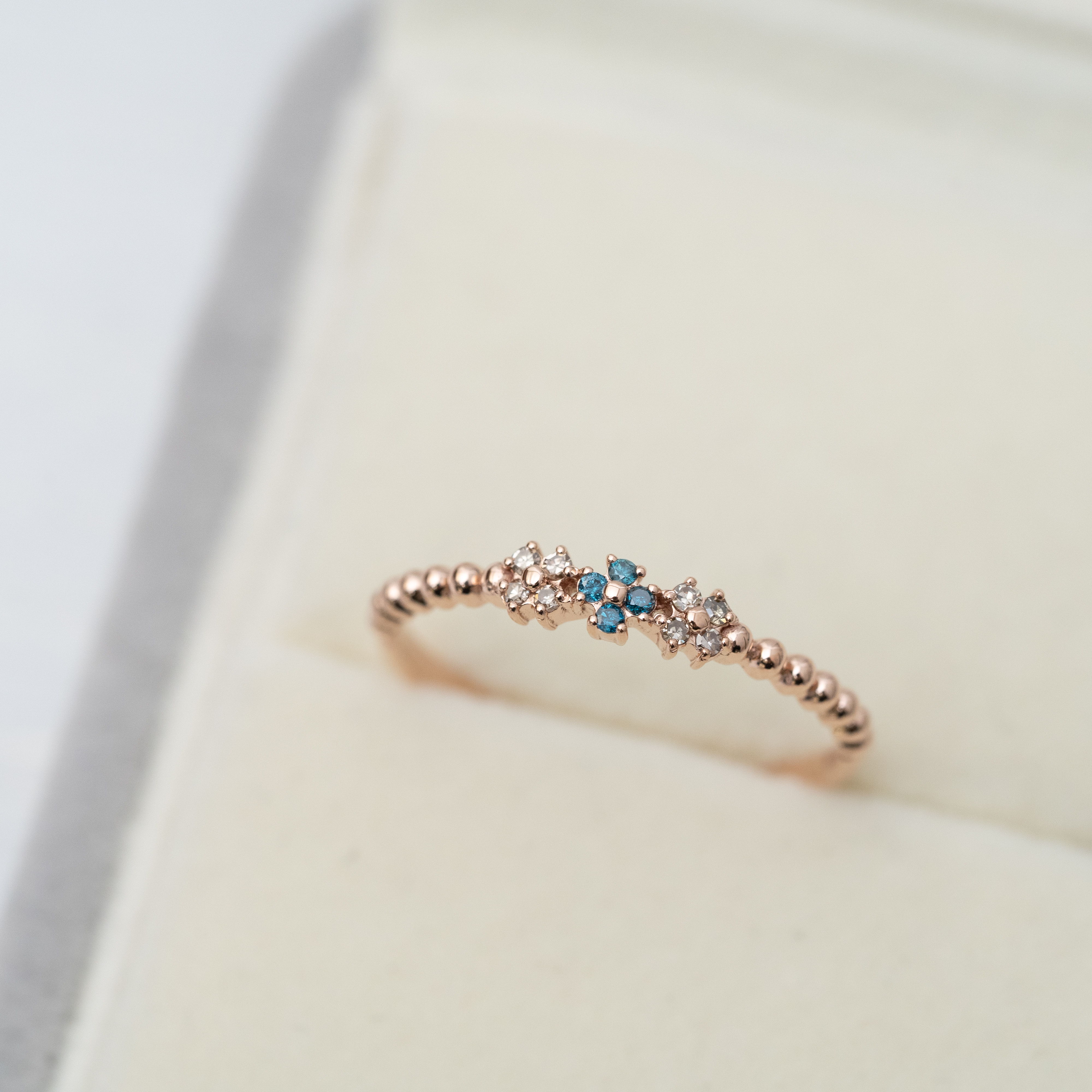 14kg173（無折）玫瑰金藍.白鑽戒指（四葉草.小花）