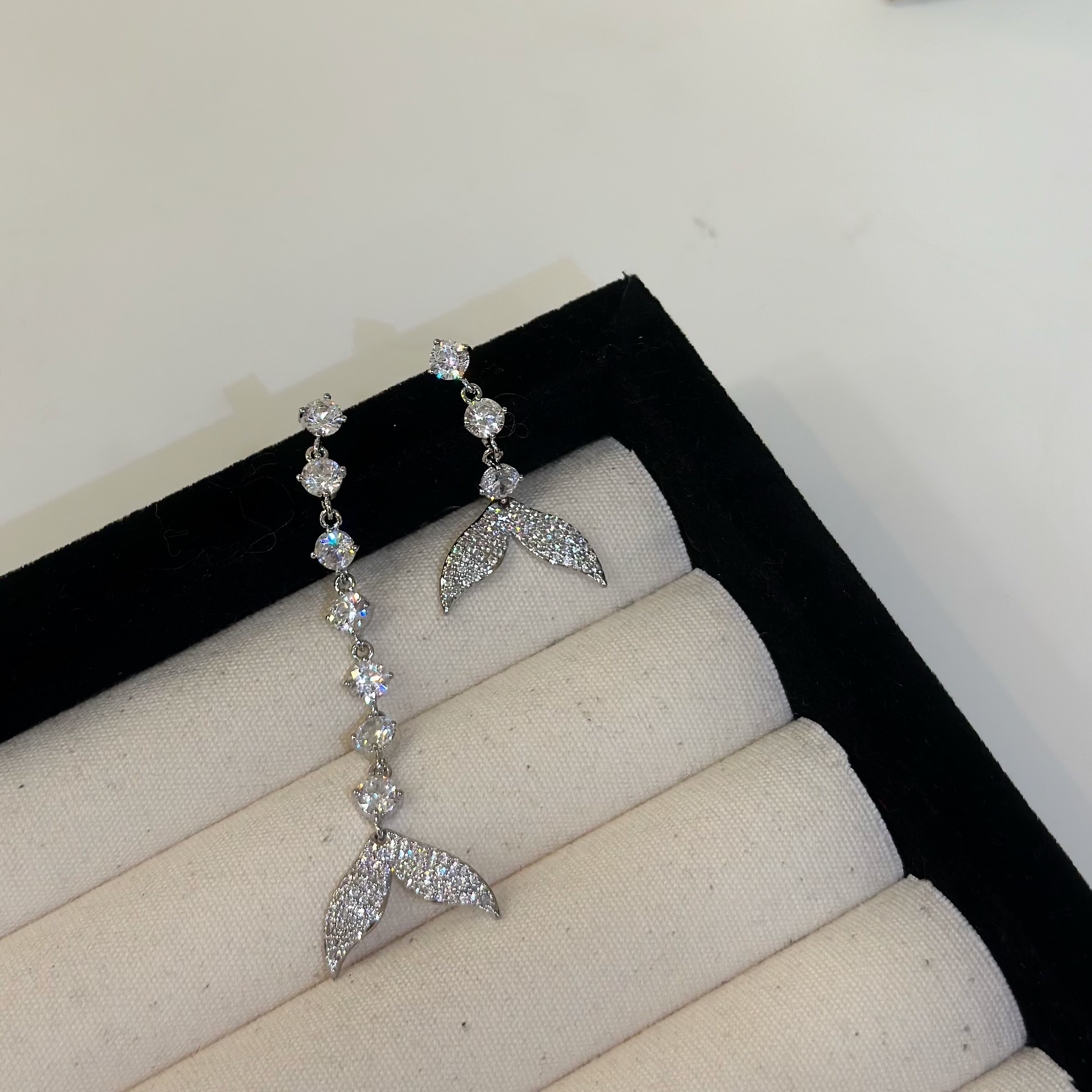 人魚眼淚．滿鑽魚尾不對稱垂吊