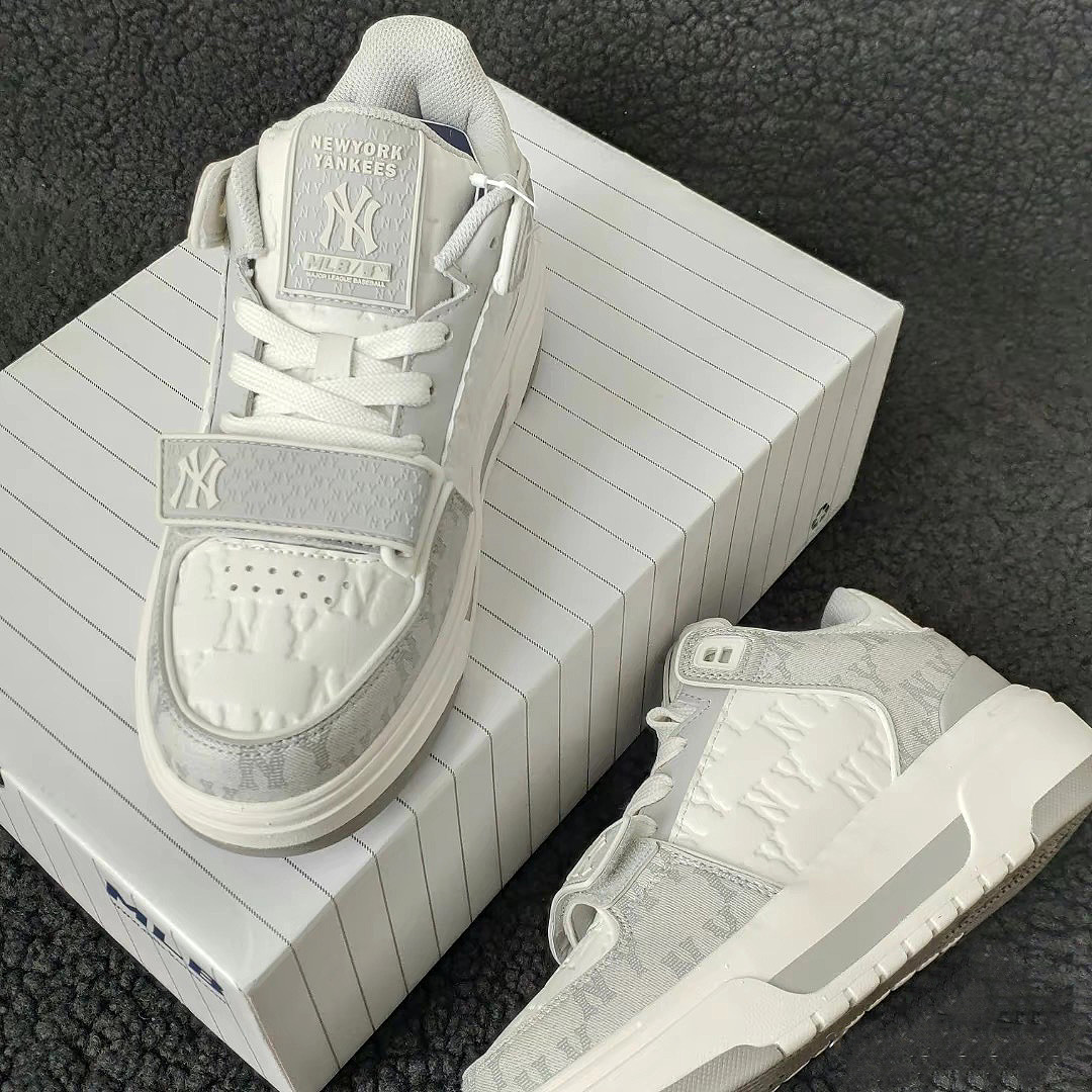 MLB Chunky Liner系列 NY 紐約洋基隊 反光 MONOGRAM 老花 字母壓印 迪奧灰 牛仔丹寧 老爹鞋 學長鞋 情侶鞋 3ASXCMM4N-50GRS