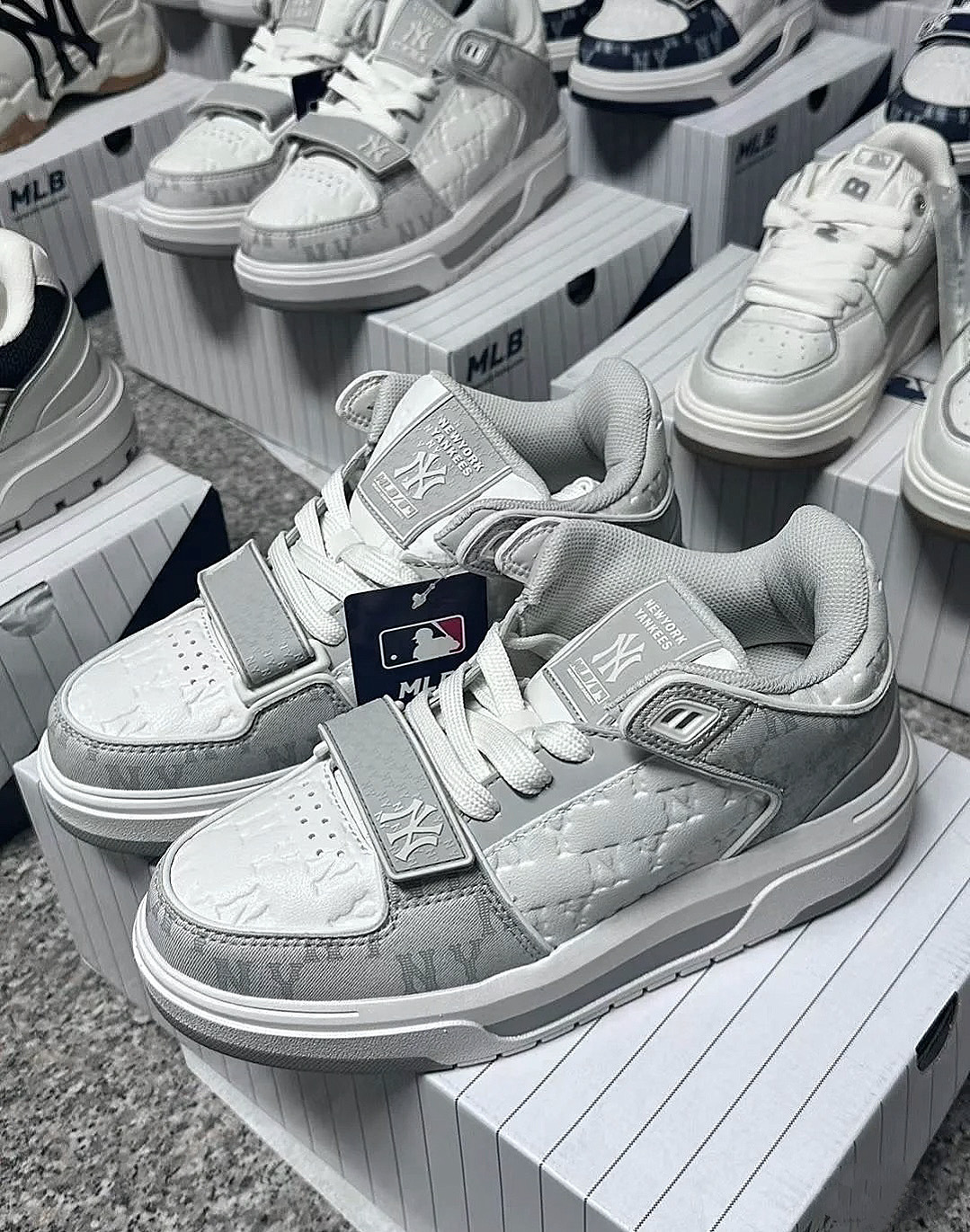 MLB Chunky Liner系列 NY 紐約洋基隊 反光 MONOGRAM 老花 字母壓印 迪奧灰 牛仔丹寧 老爹鞋 學長鞋 情侶鞋 3ASXCMM4N-50GRS