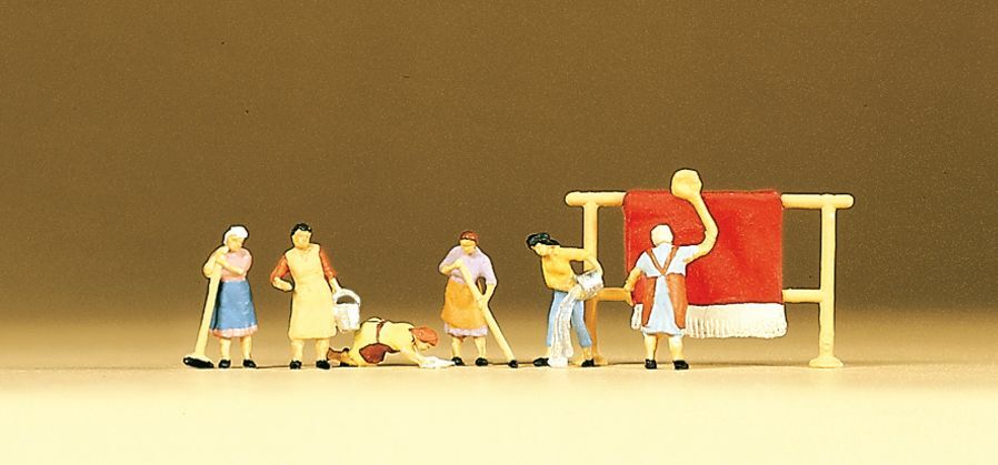 Preiser 79051 N規 Housewives cleaning with carpet rod 大掃除