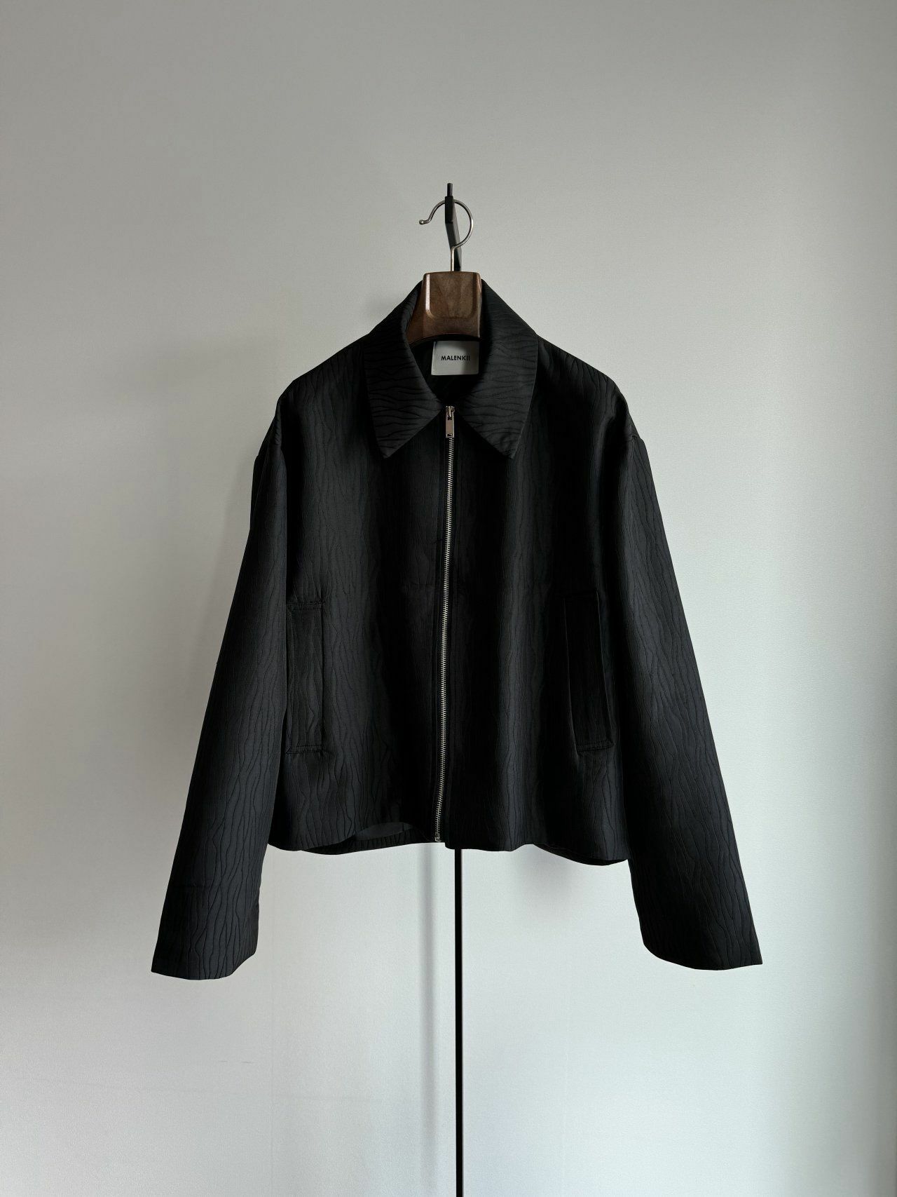 淨色反領暗紋拉鍊外套 MALENKII-058JK
