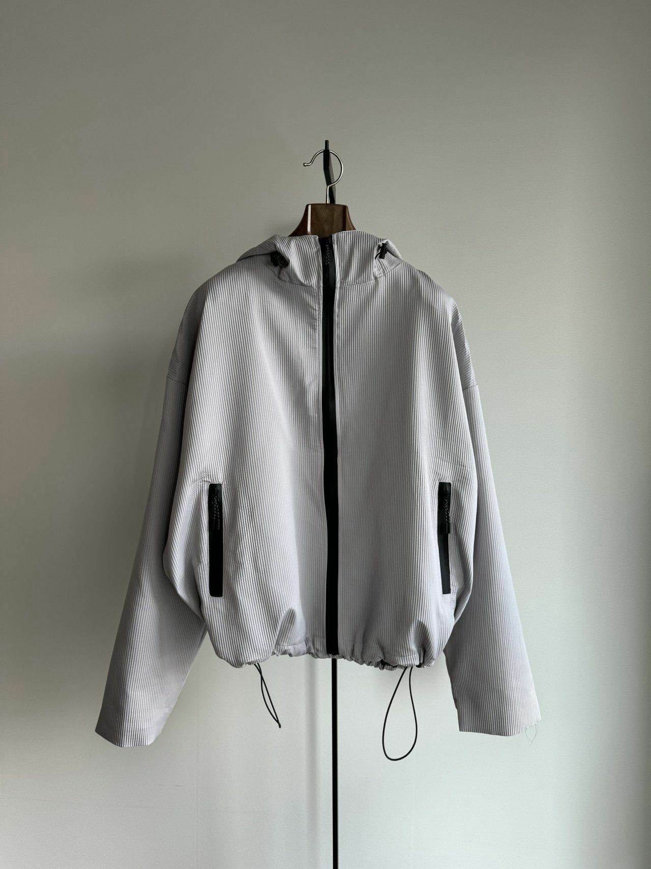 淨色暗直紋連帽拉鍊外套 MALENKII-060JK