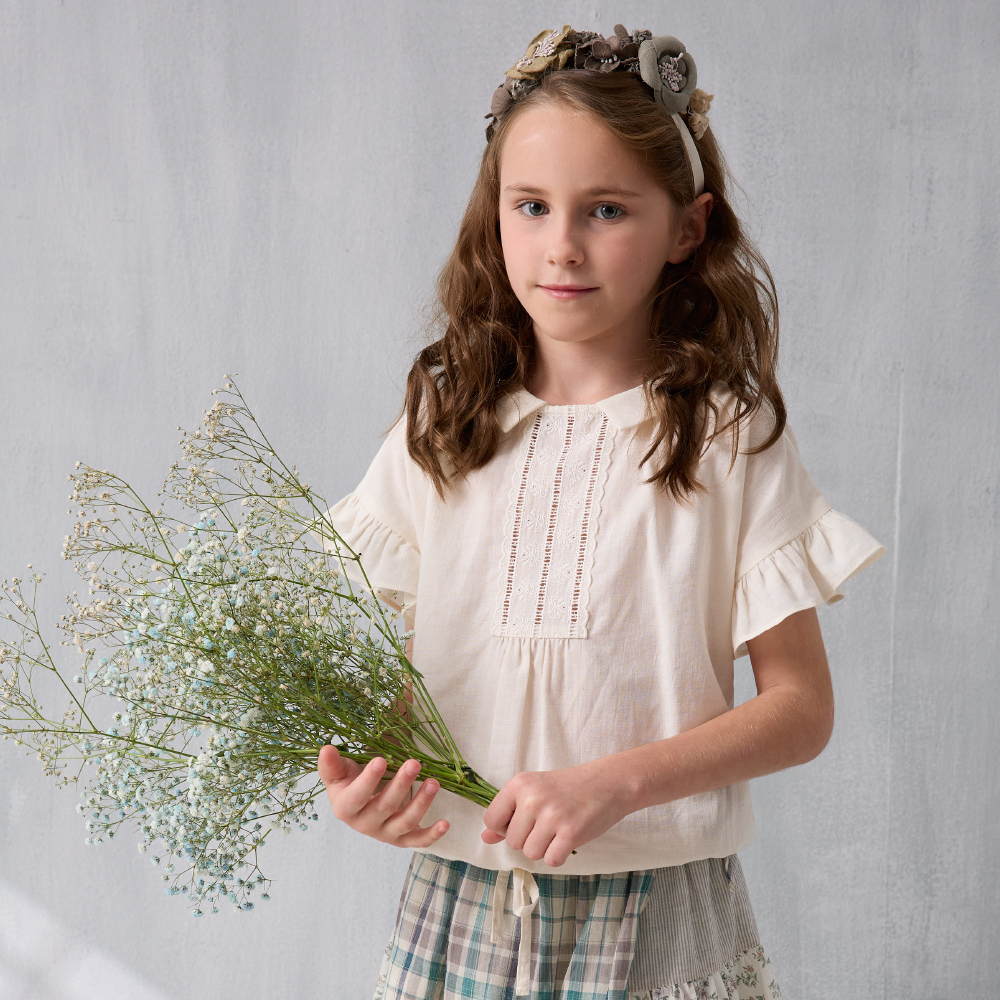 PIPPY氣質荷葉袖蕾絲剪接小翻領棉麻短袖上衣 米