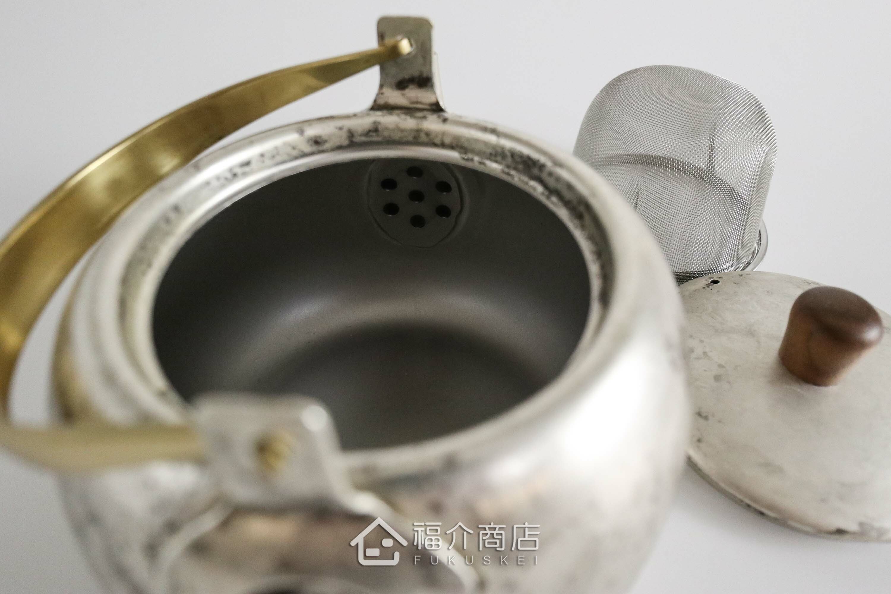 泡茶用的銀色不鏽鋼材質泡茶壺