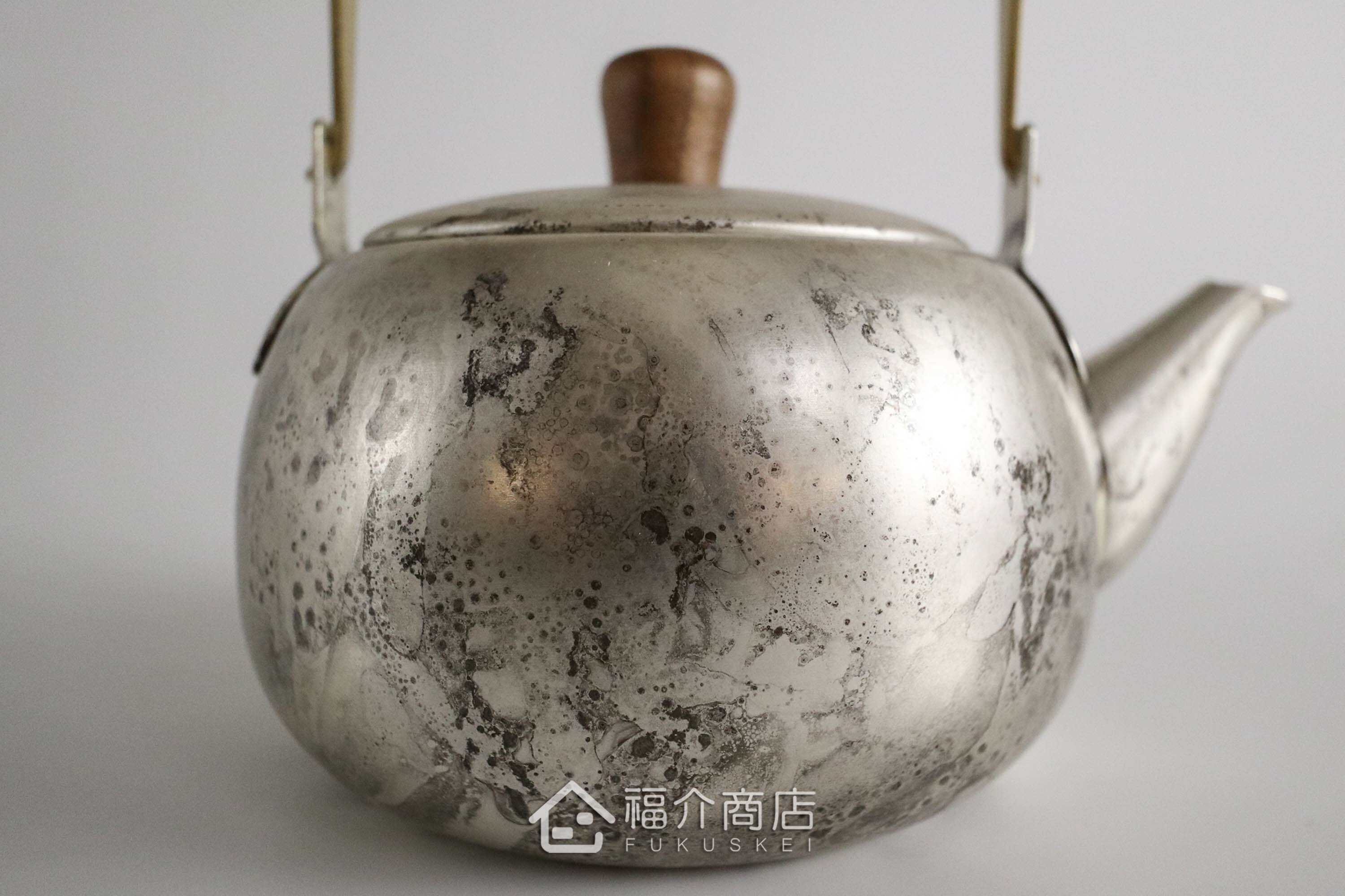 泡茶用的銀色不鏽鋼材質泡茶壺