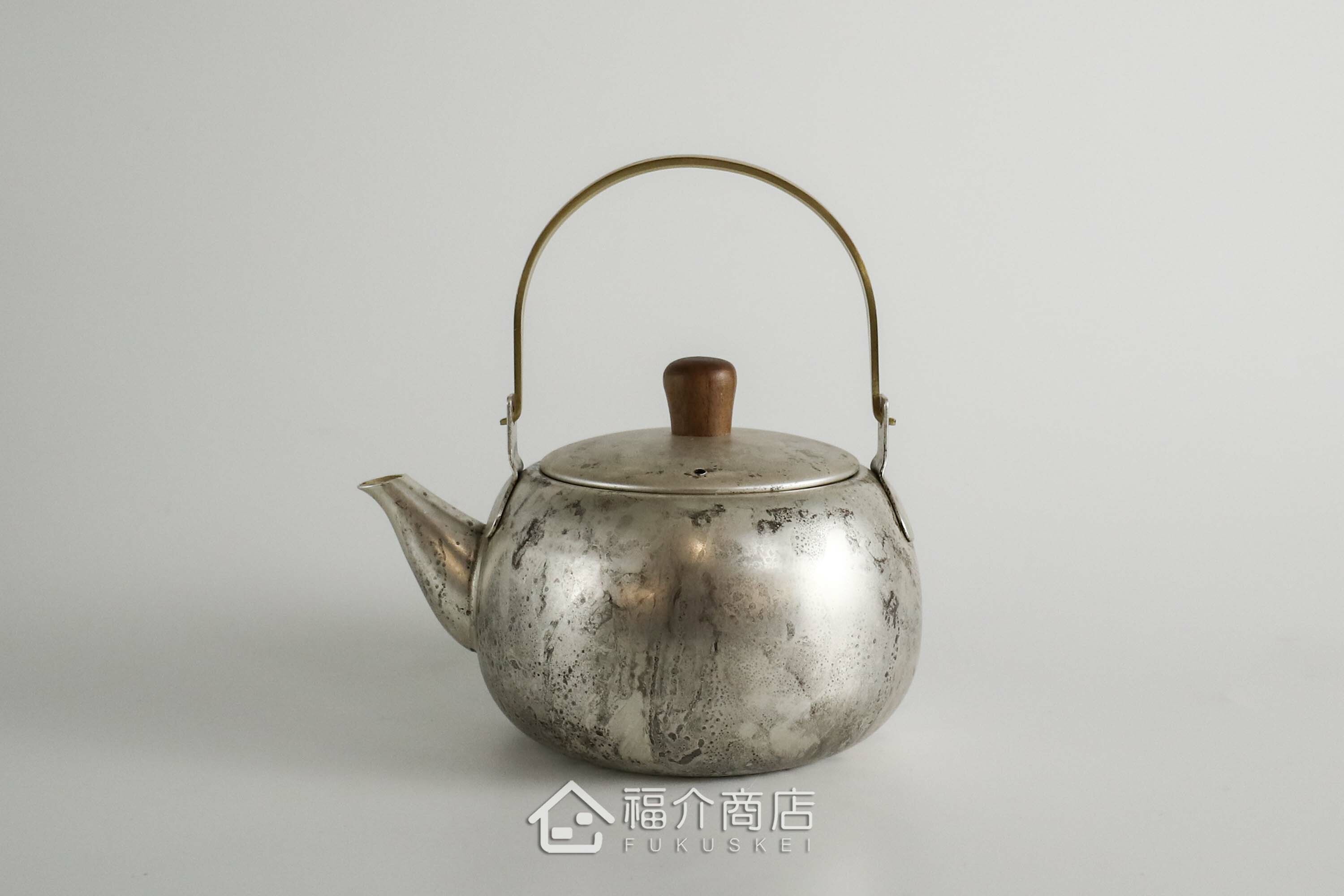 泡茶用的銀色不鏽鋼材質泡茶壺