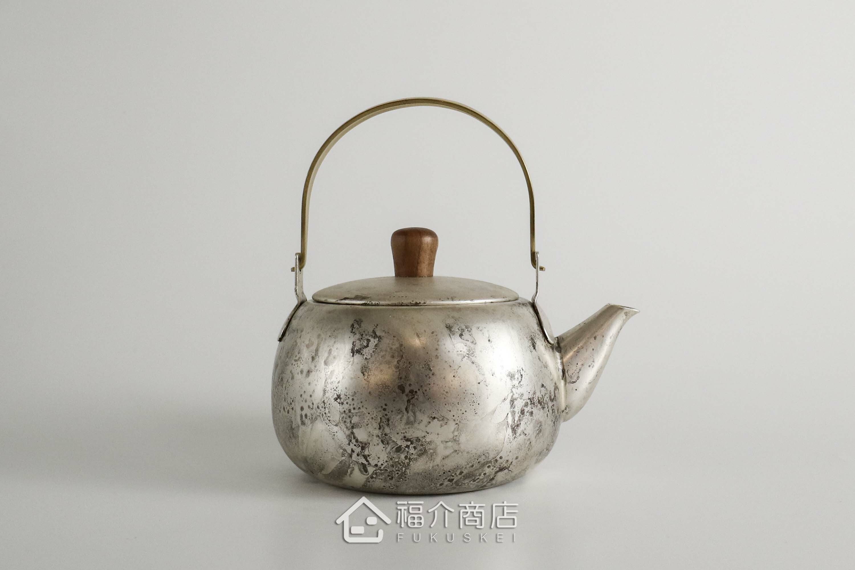 泡茶用的銀色不鏽鋼材質泡茶壺