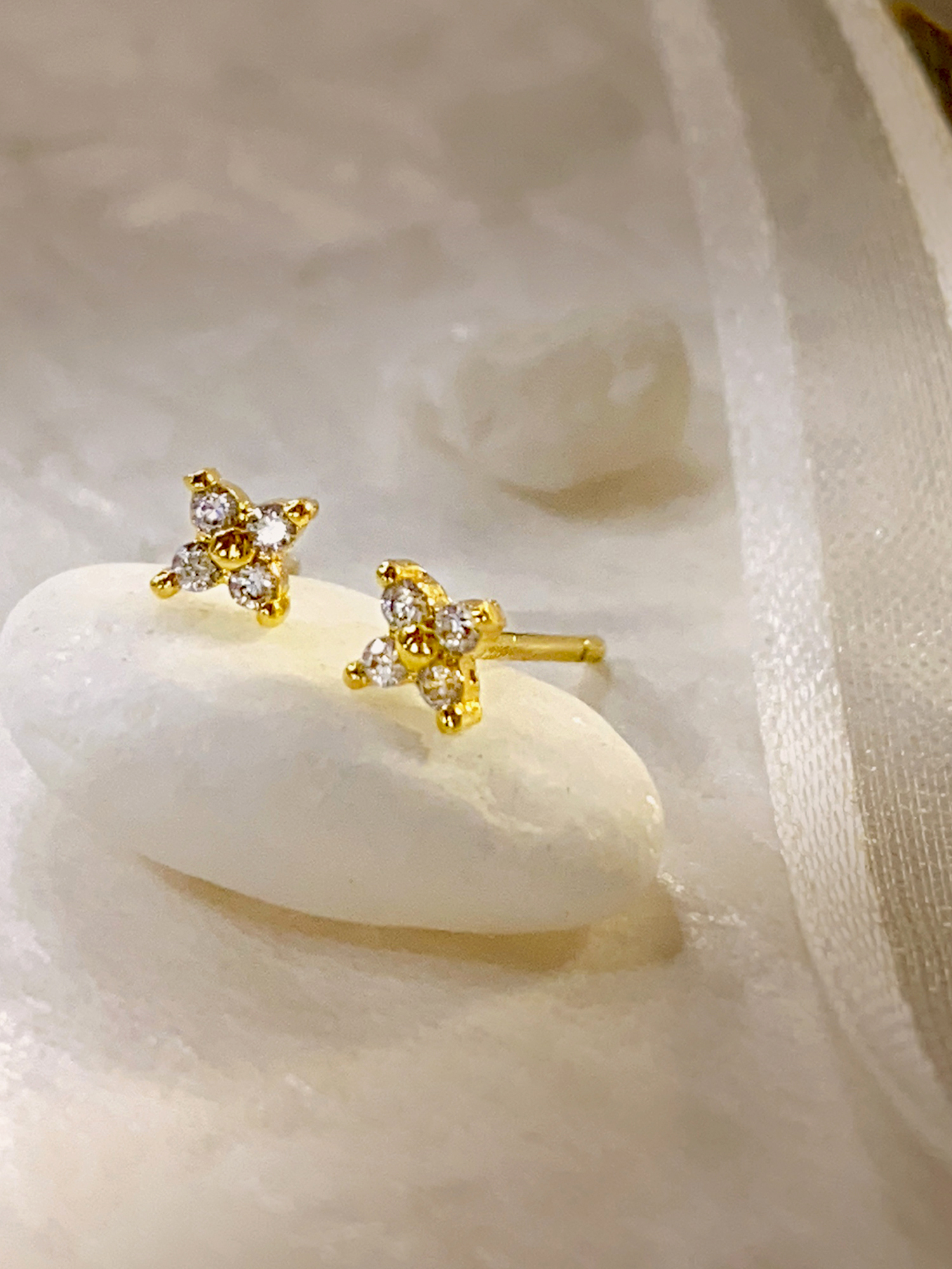 璀璨星芒。14KGP鋯石星芒純銀針耳環