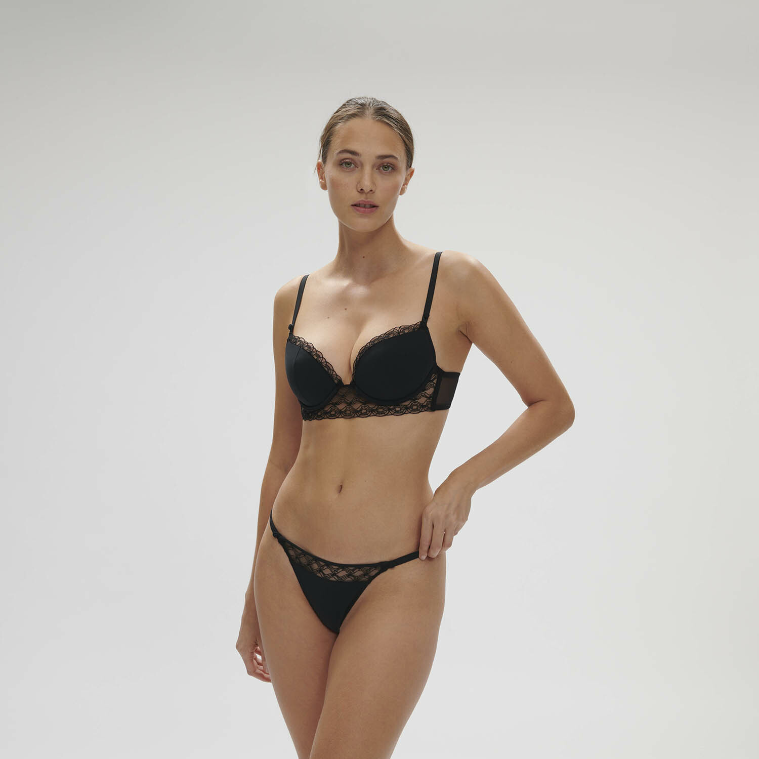 ROSE 羅絲 集中托高型胸罩- 經典黑