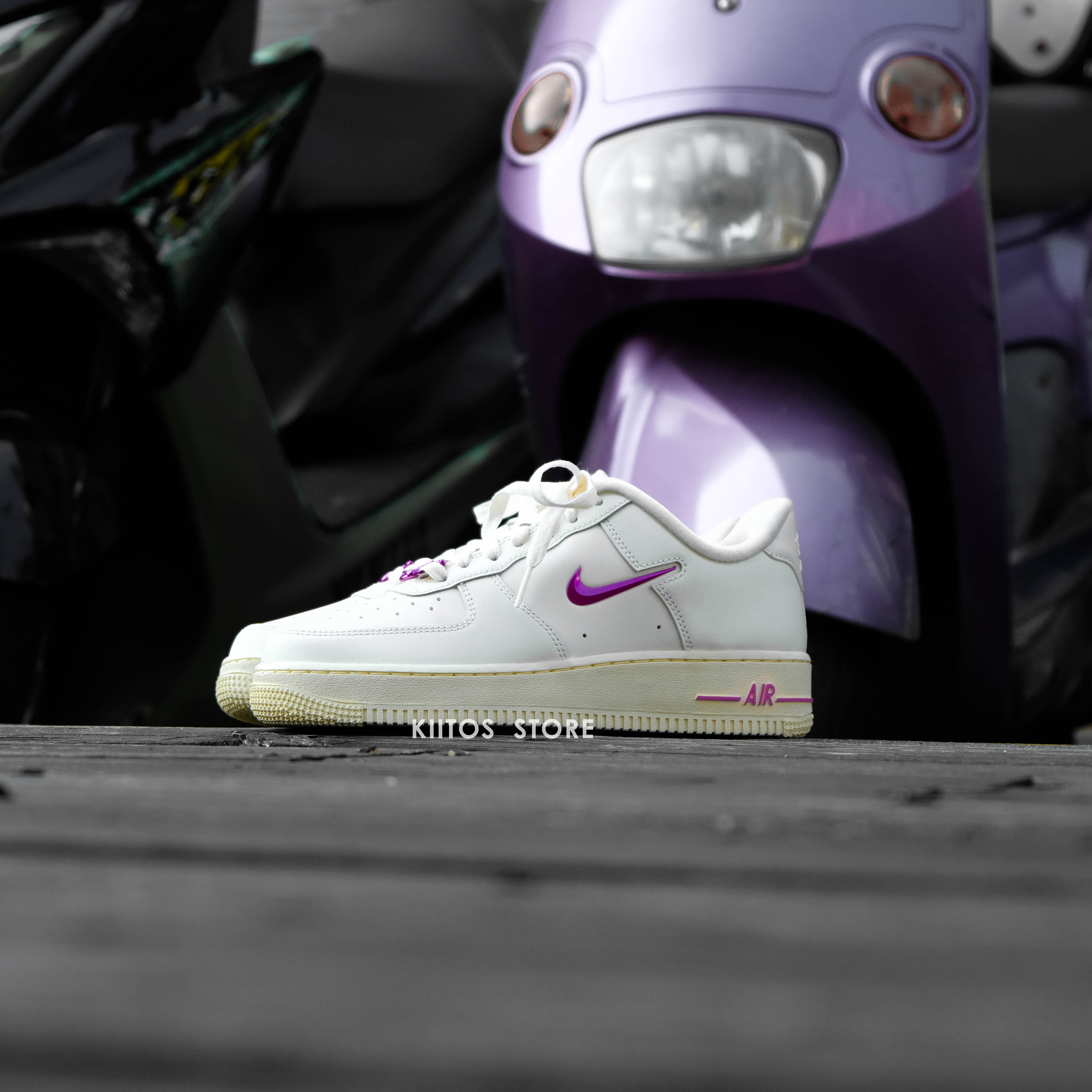 NIKE W AIR FORCE 1 07 SE 奶白色 桃紅小勾 翻轉LOGO FB8251-101