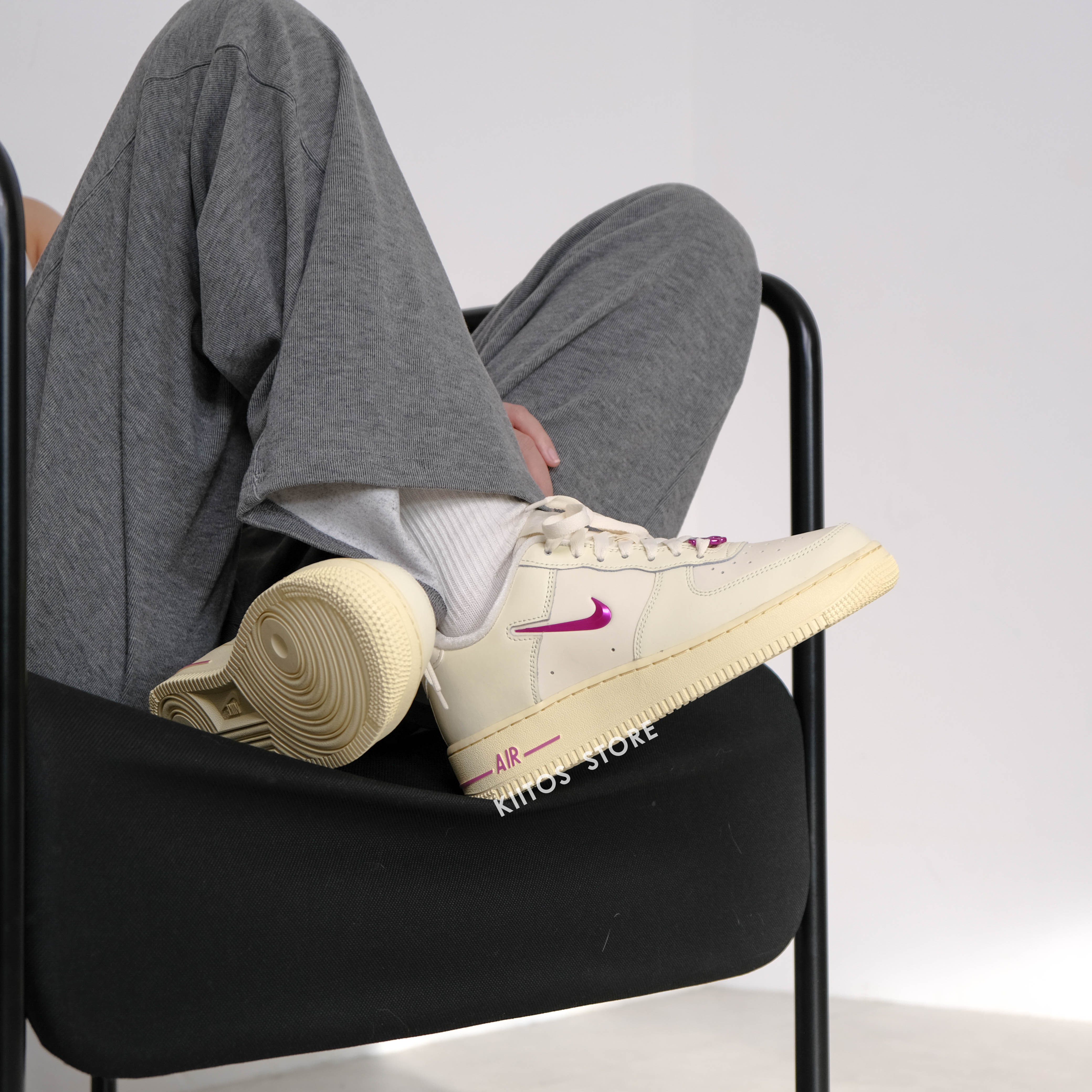 NIKE W AIR FORCE 1 07 SE 奶白色 桃紅小勾 翻轉LOGO FB8251-101