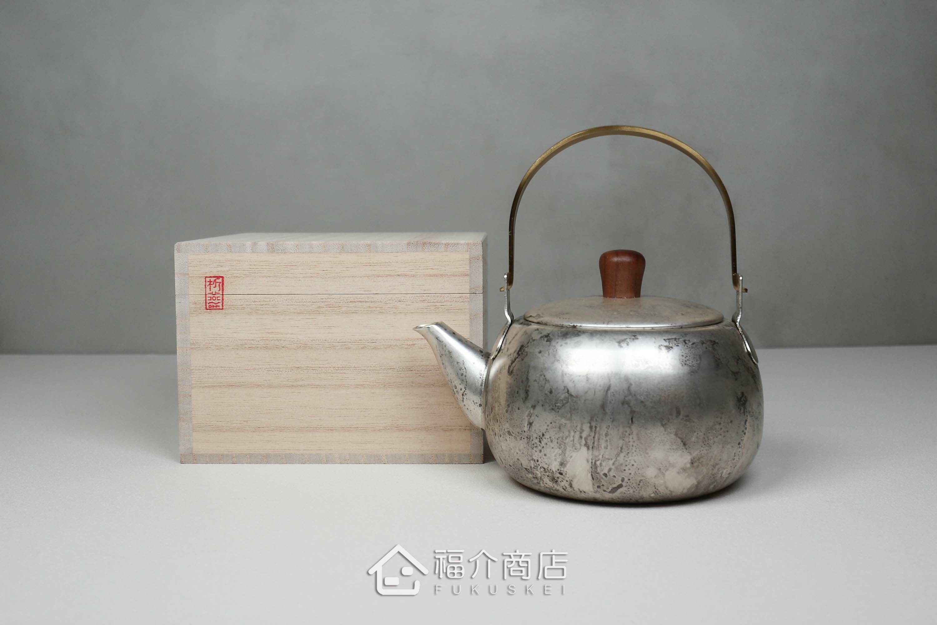 泡茶用的銀色不鏽鋼材質泡茶壺