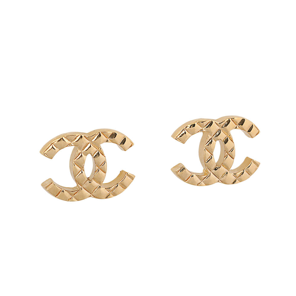【CHANEL】CC Logo 菱格紋針式耳環(金色) ABD035 B16128 NW440