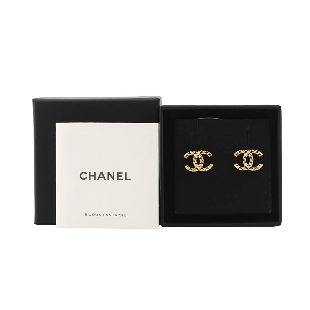 【CHANEL】CC Logo 菱格紋針式耳環(金色) ABD035 B16128 NW440