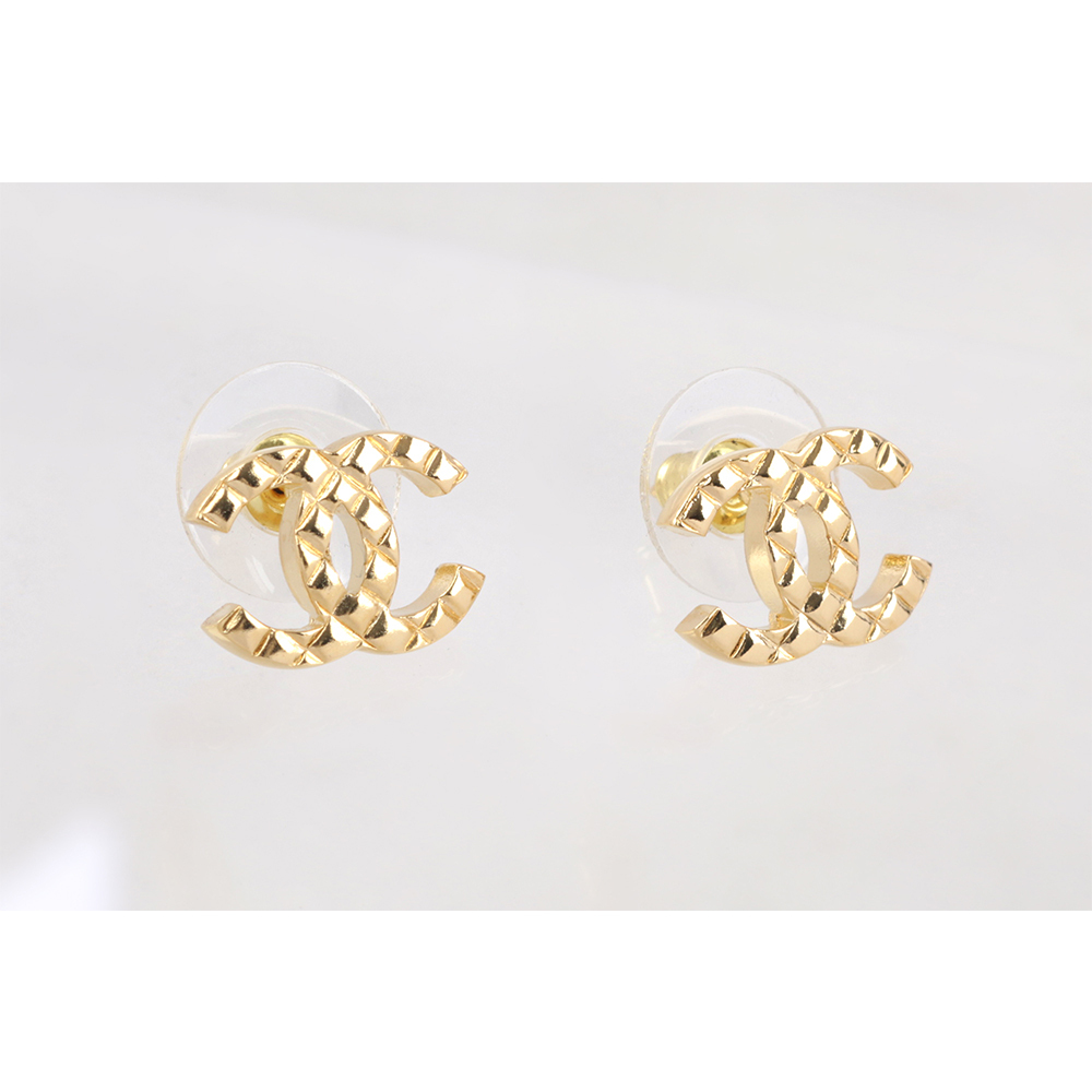【CHANEL】CC Logo 菱格紋針式耳環(金色) ABD035 B16128 NW440