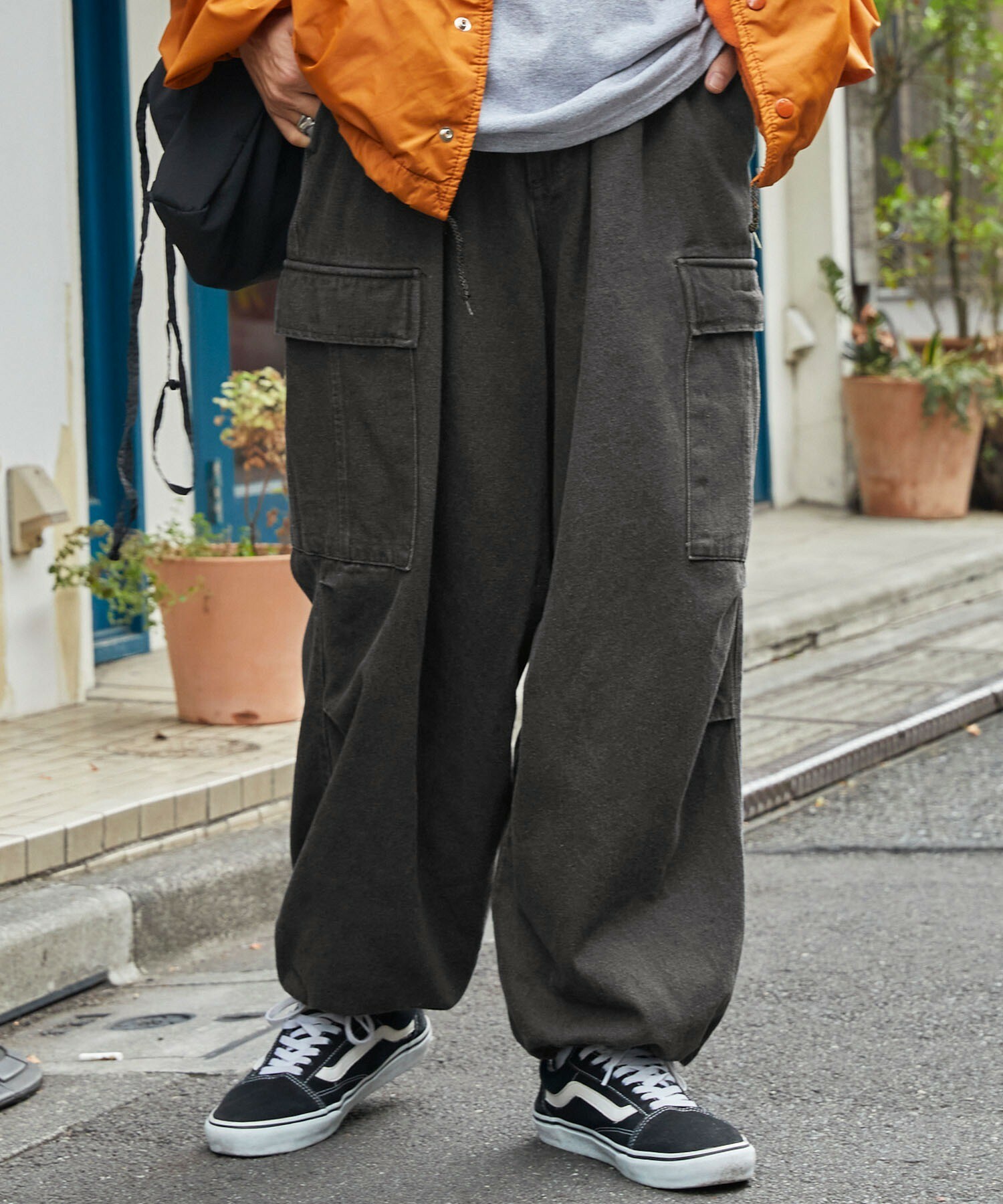 日本 mono-mart 寬鬆錐形工裝長褲 褲管束帶