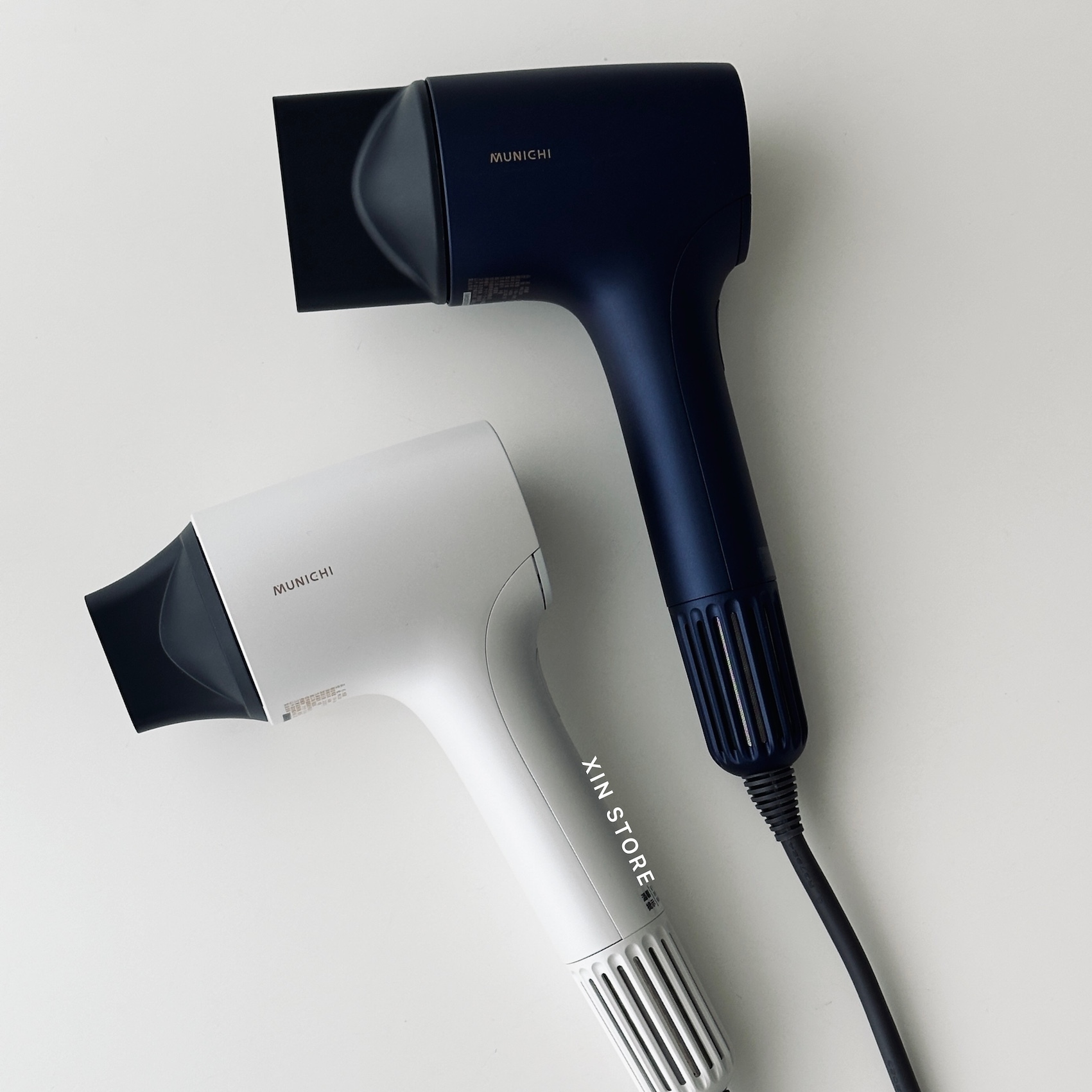 <現貨供應中>Munichi 沐尼黑 極靜 沙龍級 負離子 高速 大風量 吹風機 典雅白 海軍藍