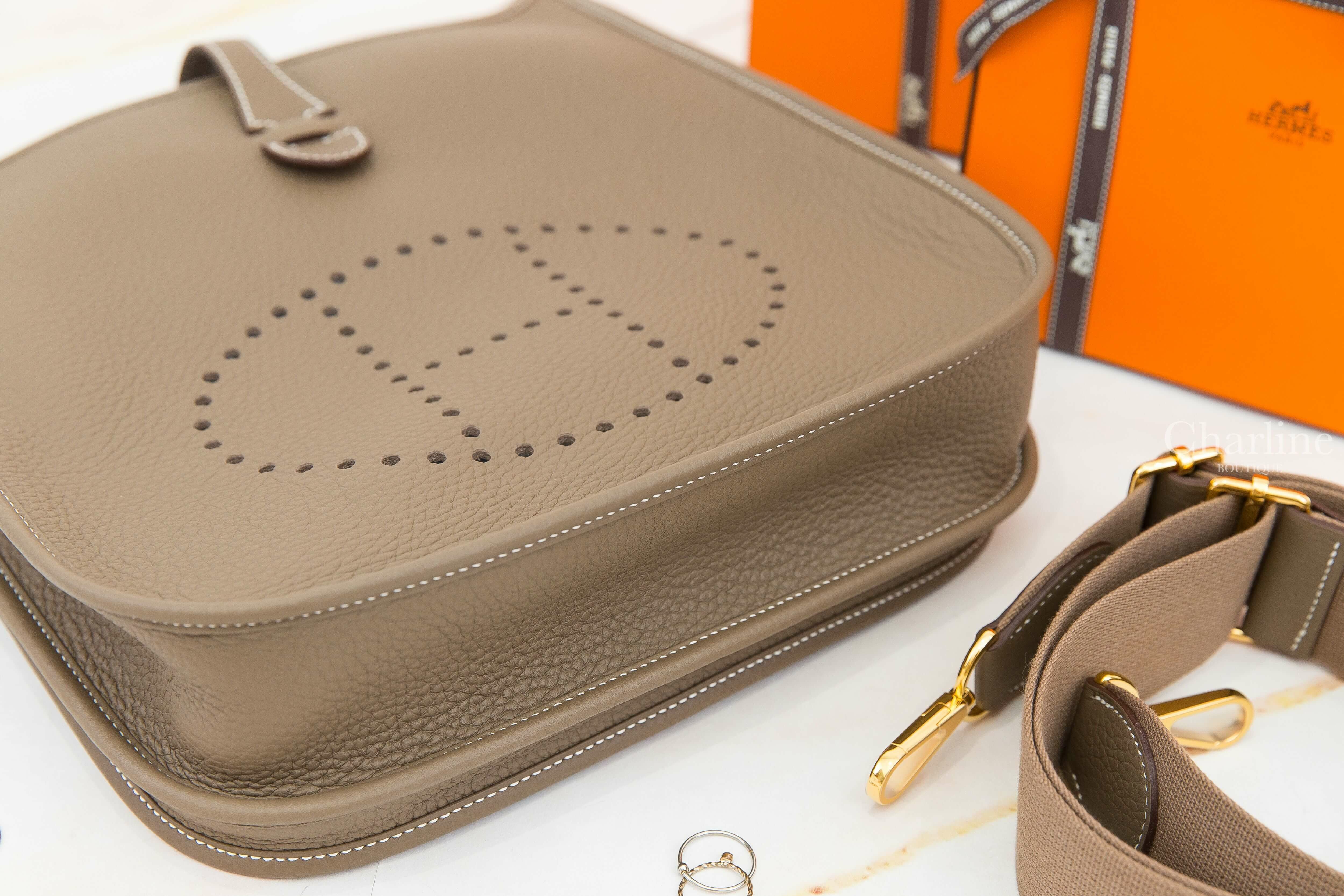 Hermès Evelyne 29cm 18 Etoupe Taurillon Clemence B刻大象灰金釦大象灰背帶簍空洞洞肩背包-Charline Boutique 精品代購