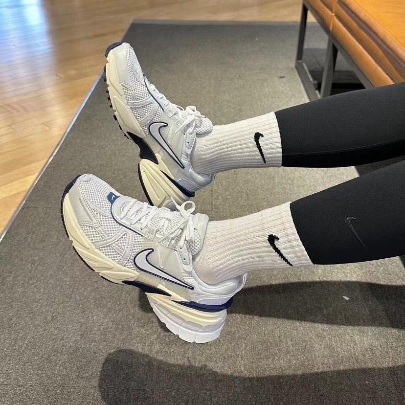 NIKE V2K RUN RUNTEKK 白灰奶油（FD0736-102）