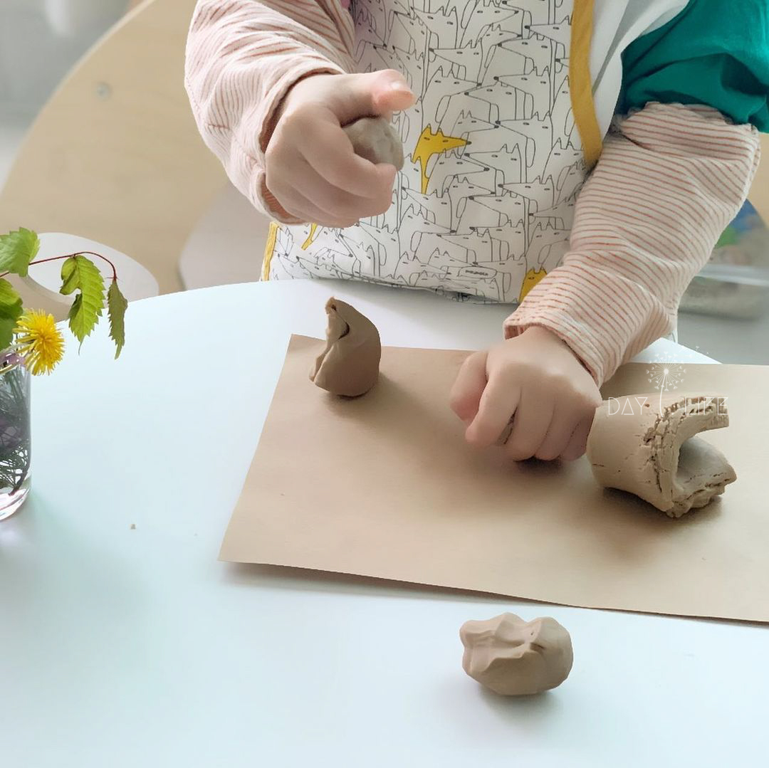 適合 3 歲以上孩童的蒙特梭利玩具：軟黏土創作