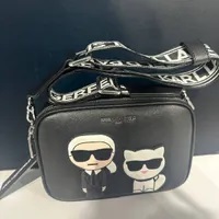 [S] KARL LAGERFELD LH6EU9BJ MAYBELLE ROUND HEAD DUO CAMERA CROSSBODY,BLACK COMBO, 196788696594 (SKL954)