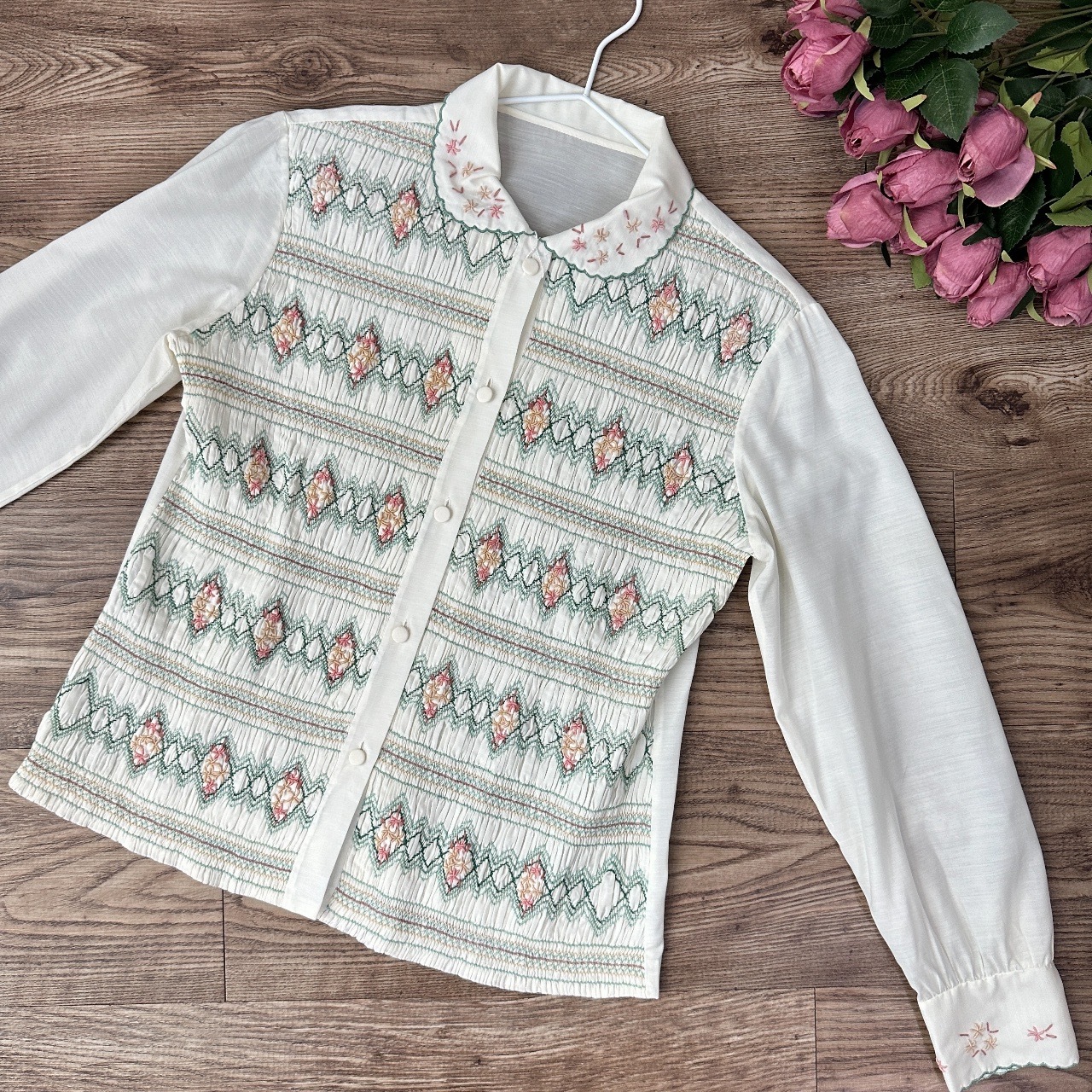 奶油色皺摺繡長袖上衣