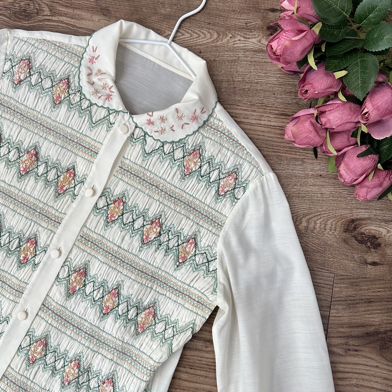 奶油色皺摺繡長袖上衣