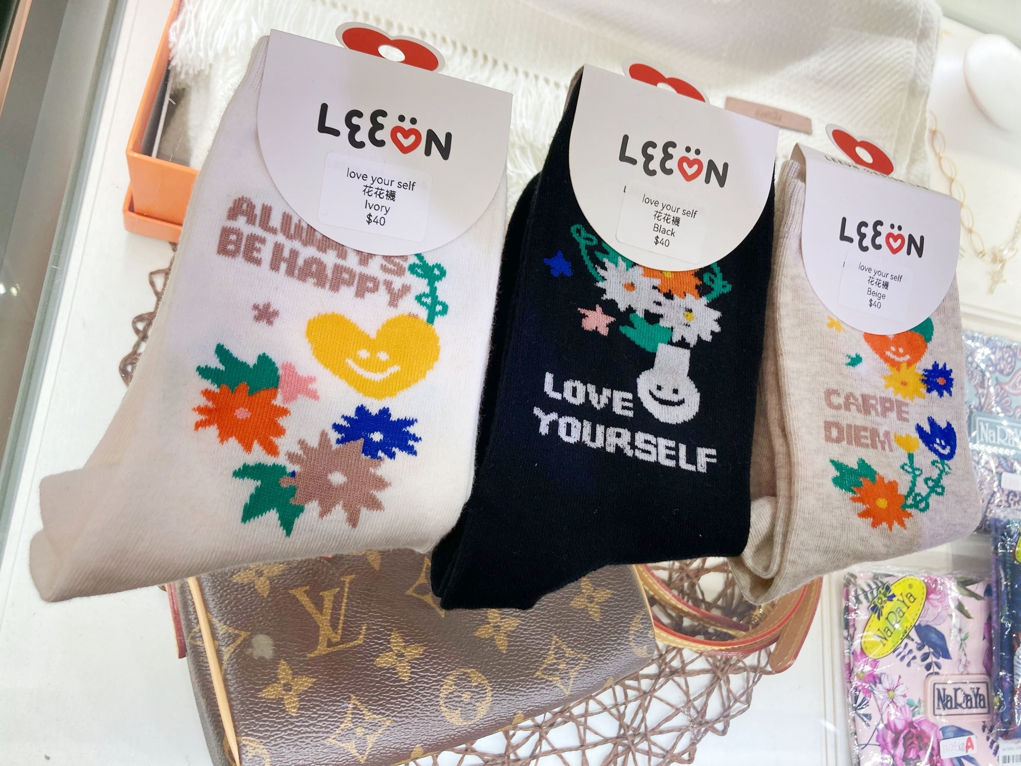 love your self  漢南洞花花襪