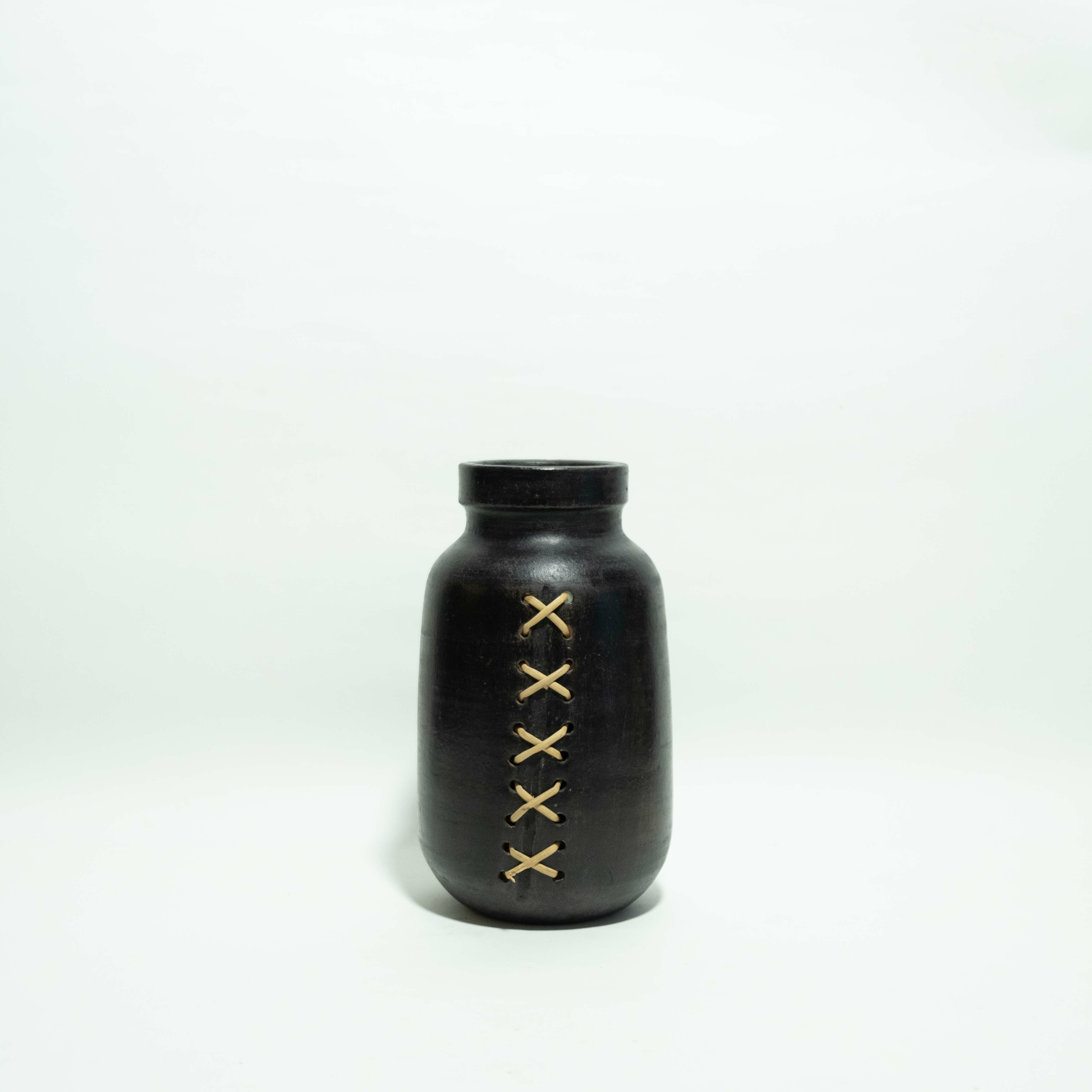 陶器｜鐵黑陶 - 編織長瓶｜薩爾瓦多