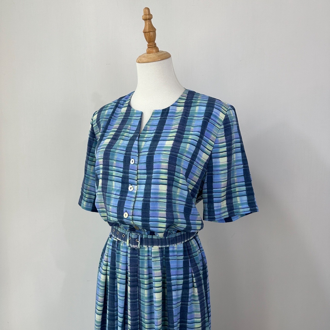 柔和藍綠色格紋短袖連身裙